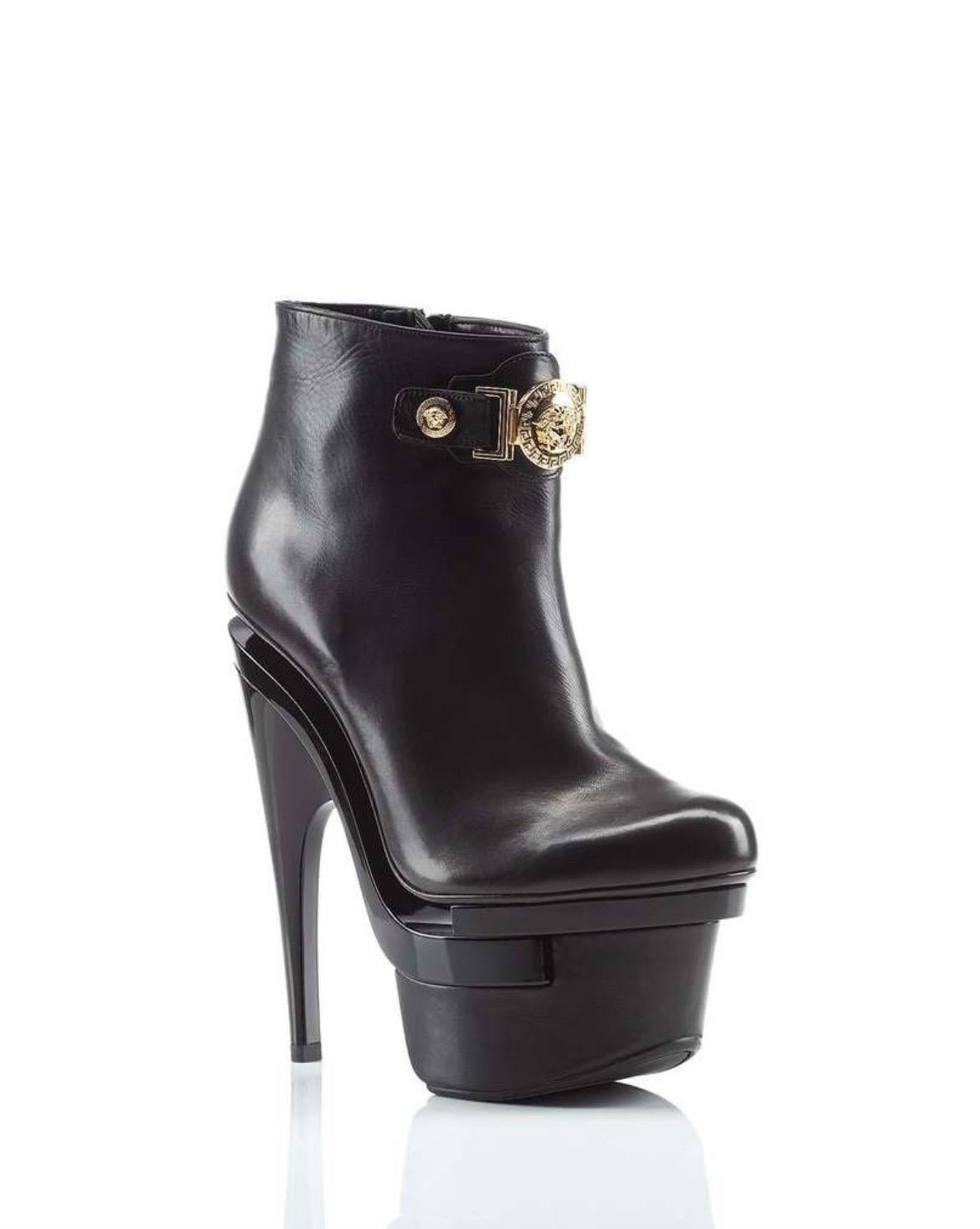 Bottes en cuir noir à triple plateforme signées Versace Neuf - En vente à Montgomery, TX