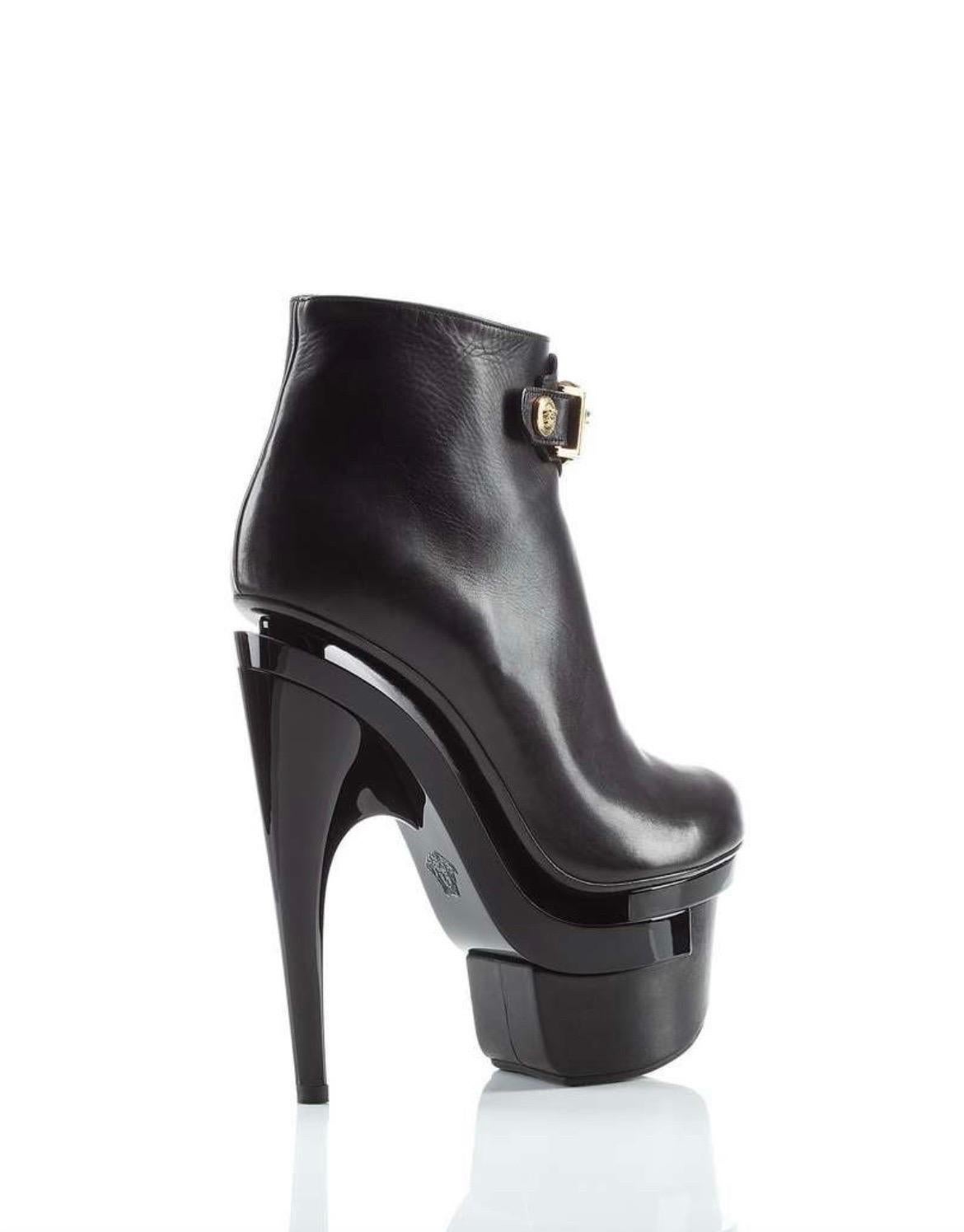 Bottes en cuir noir à triple plateforme signées Versace en vente 1