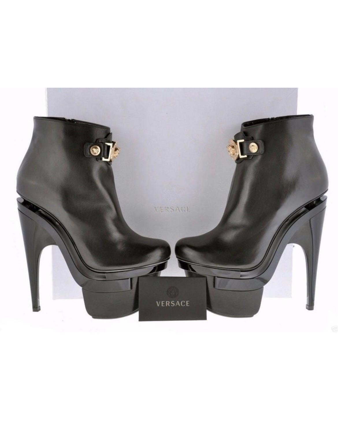 Bottes en cuir noir à triple plateforme signées Versace en vente 2