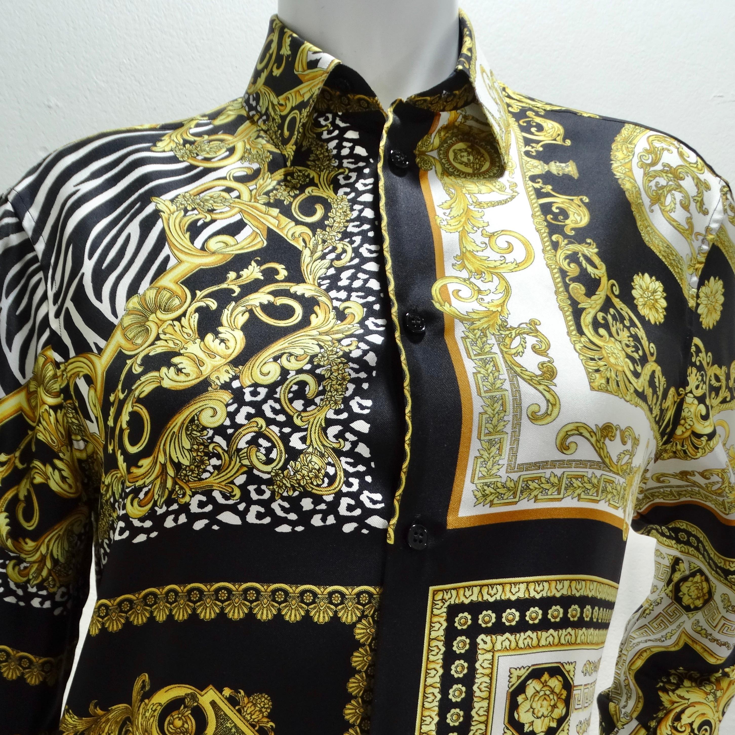 La chemise à boutons en soie baroque de Versace est une pièce luxueuse et marquante qui incarne l'esthétique emblématique de la marque.

Confectionnée en soie de haute qualité, cette chemise boutonnée à col classique présente un imprimé baroque