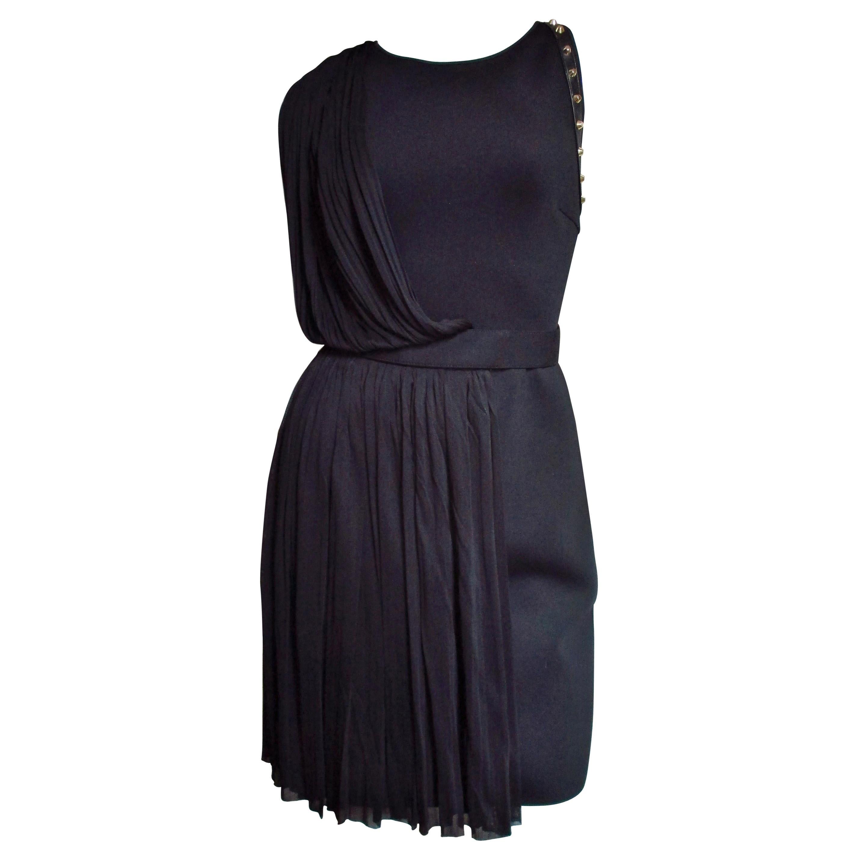 Vestido Versace drapeado de seda de neopreno con adornos de cuero y tachuelas