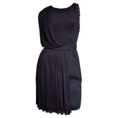 Versace - Vestito drappeggiato in neoprene e seta con finiture in pelle e borchie