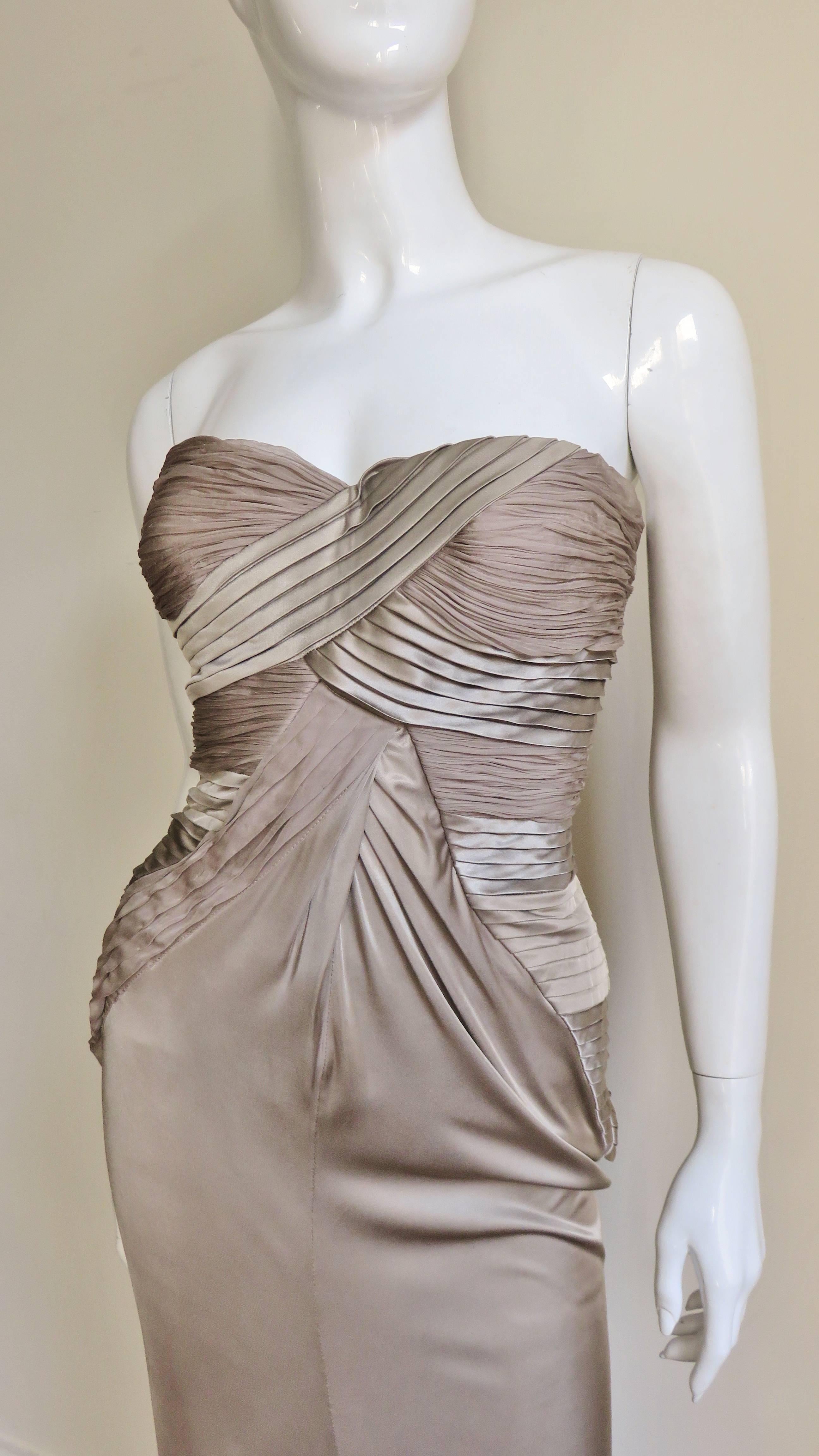 Versace Trägerloses Kleid aus Seide mit Details (Grau)