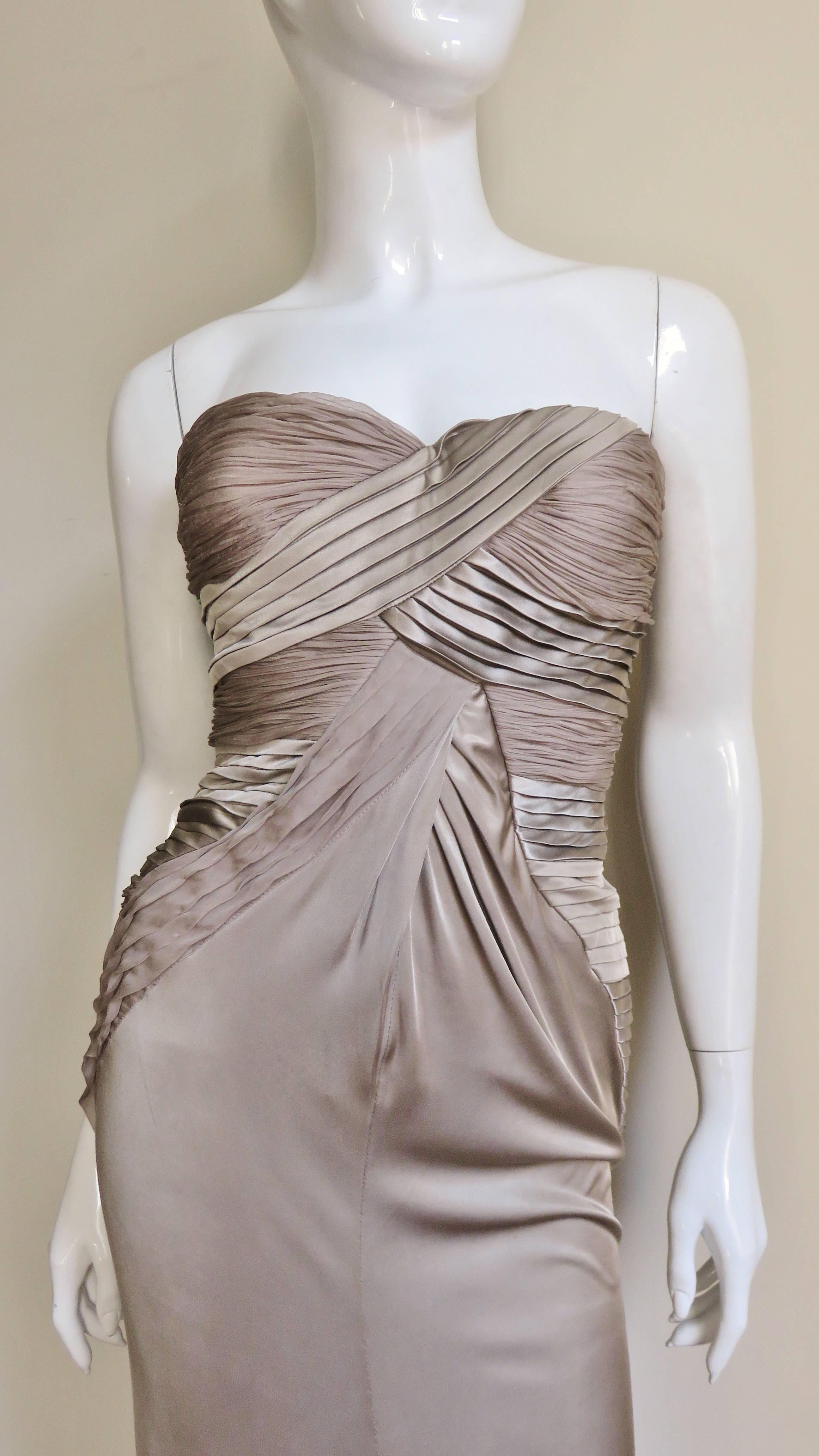 Versace Trägerloses Kleid aus Seide mit Details im Zustand „Gut“ in Water Mill, NY