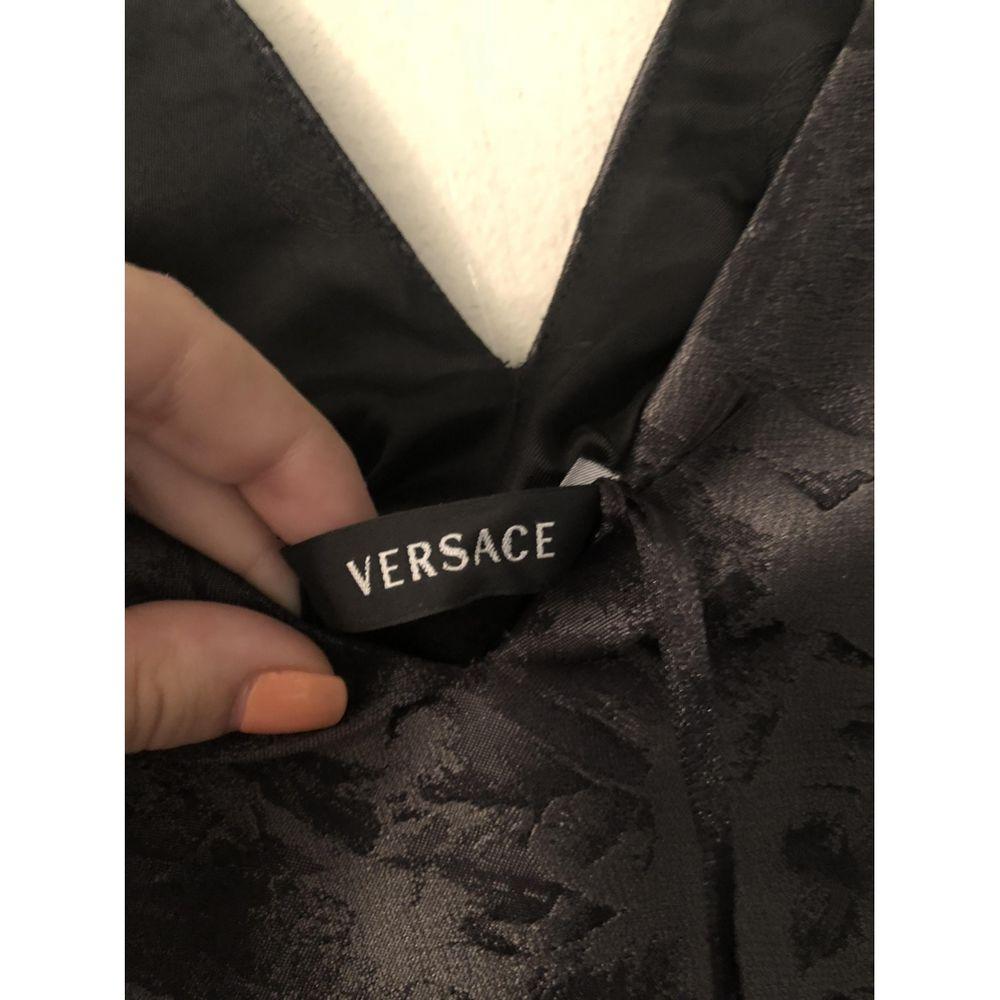 Mid-Length-Kleid aus Seide von Versace in Schwarz Damen im Angebot