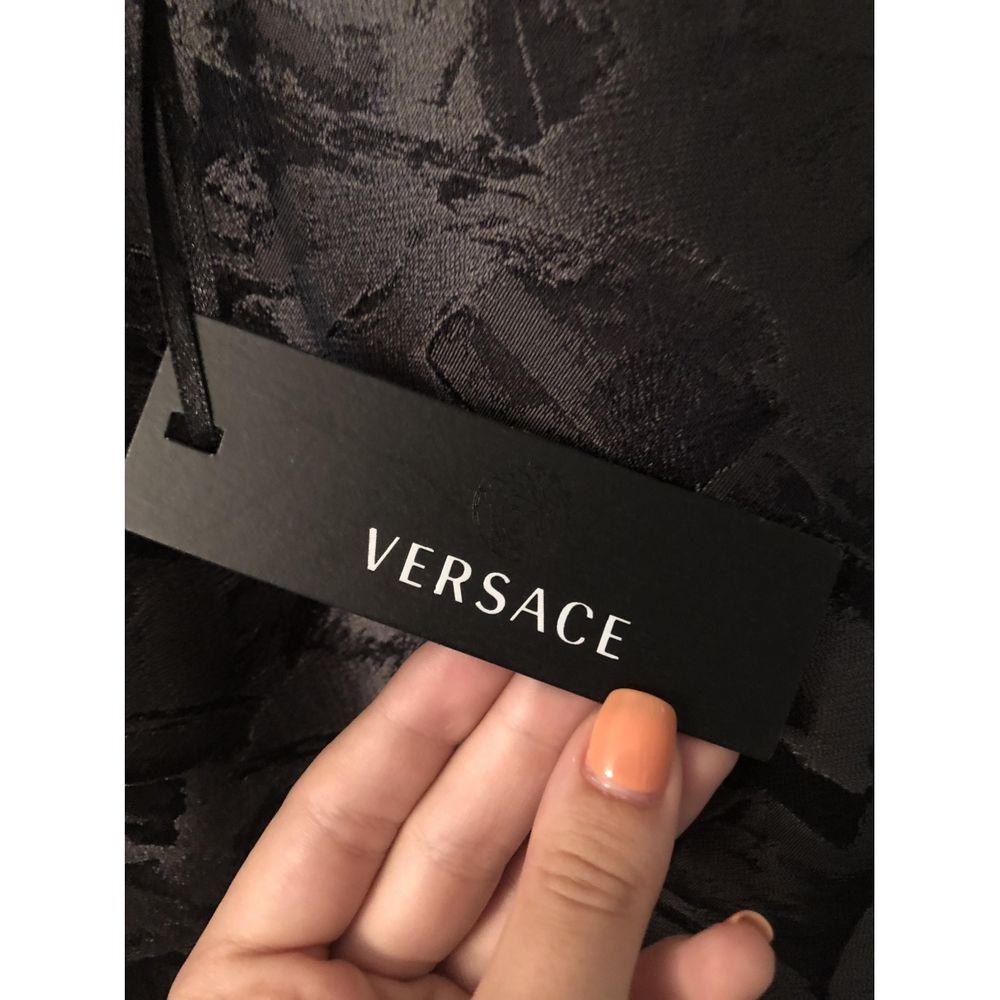Versace - Robe mi-longue en soie noire en vente 1