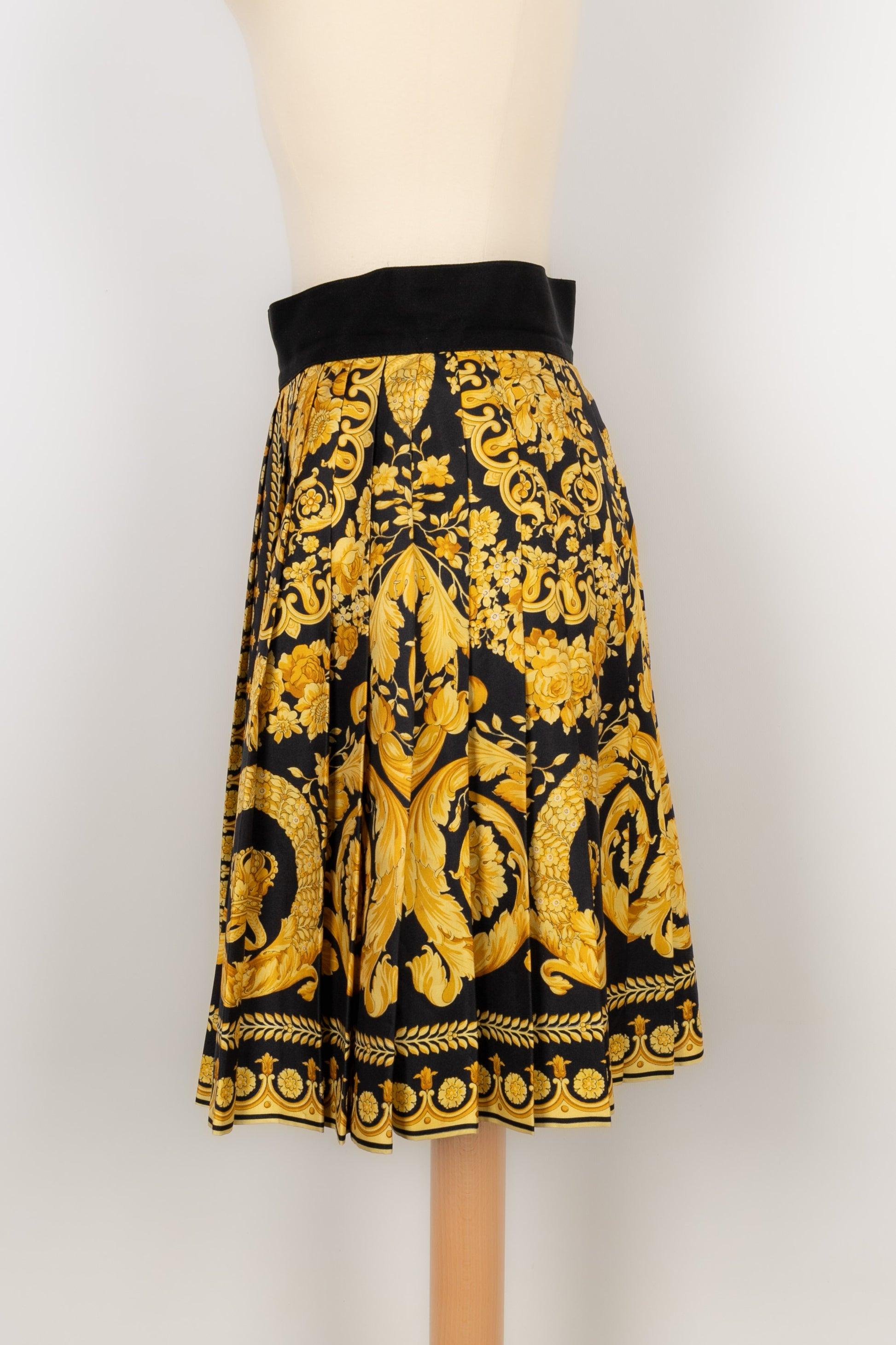 Versace - (Made in Italy) Silk pleated skirt with golden patterns on a black background. Indicated size 42IT, it fits a 38FR. Fall/Winter 1991 Collection.

Additional information:
Condition: Very good condition
Dimensions: Waist: 34 cm - Length: 47