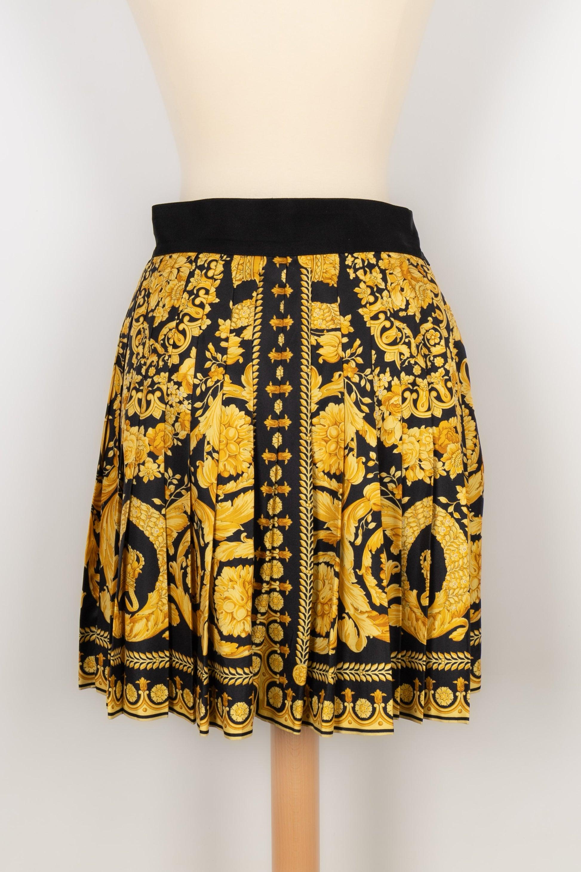 Versace Silk Pleated Skirt with Golden Patterns, 1991 In Excellent Condition For Sale In SAINT-OUEN-SUR-SEINE, FR