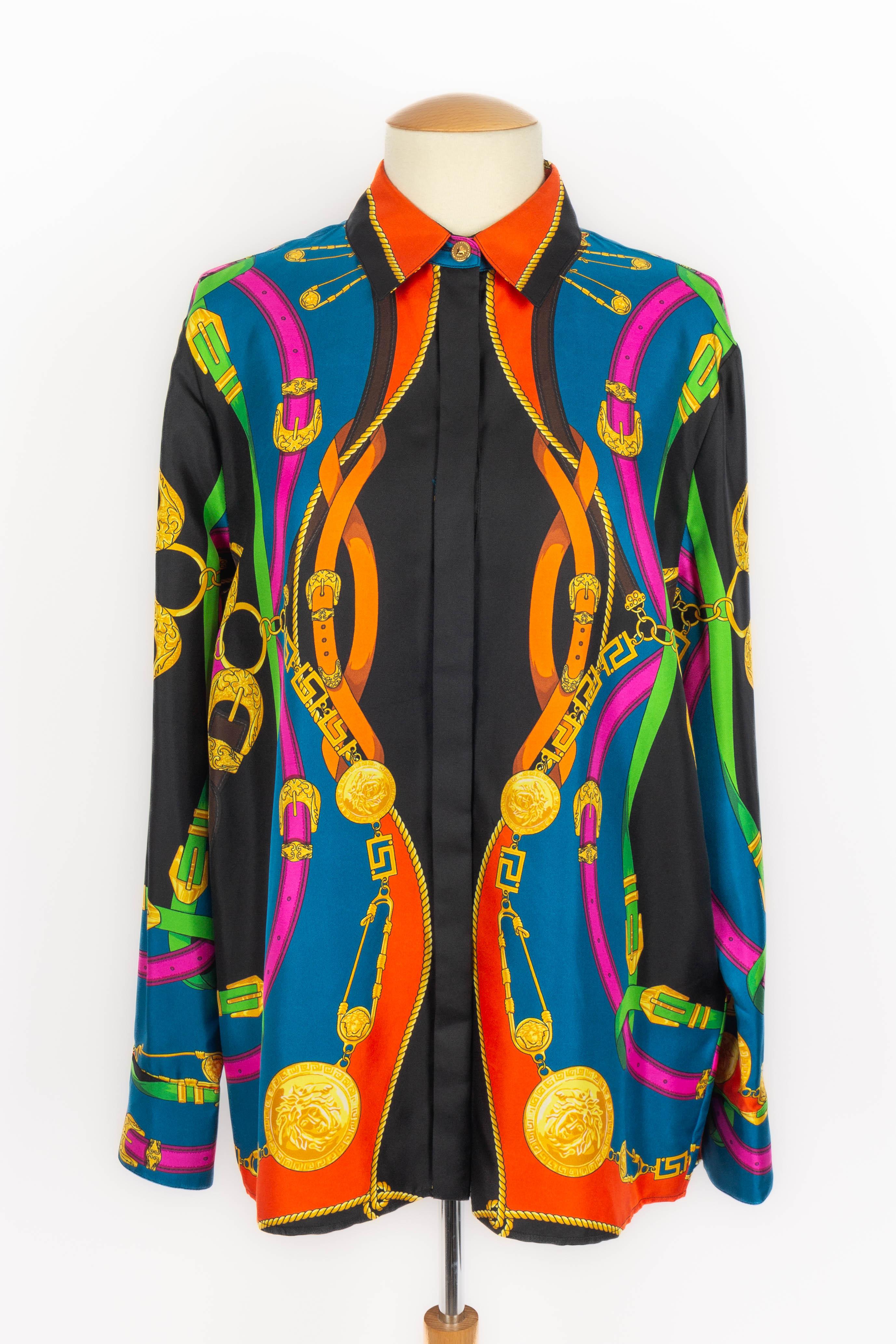 VERSACE - (Made in Italy) Camicia in seta con motivo multicolore su sfondo nero. La taglia 42IT indicata, corrisponde a una 38FR.

Condizioni:
Ottime condizioni

Dimensioni:
Larghezza spalle: 40 cm - Petto: 55 cm - Lunghezza maniche: 61 cm -