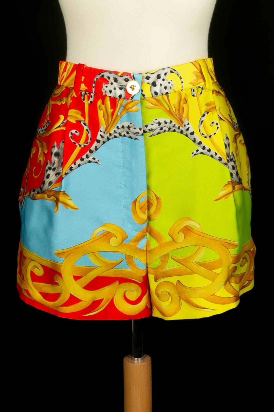 VERSACE - (Fabriqué en Italie) Short en soie colorée. Taille 42IT.

Condit :
Très bon état.

Dimensions :
Taille : 32 cm - Longueur : 36 cm

SKU:FJ142