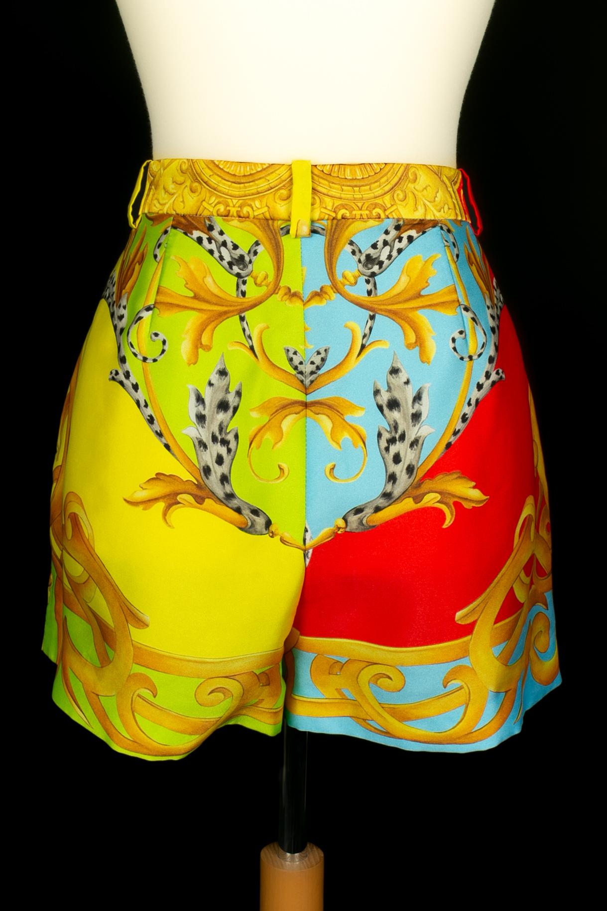 Short en soie Versace Pour femmes en vente