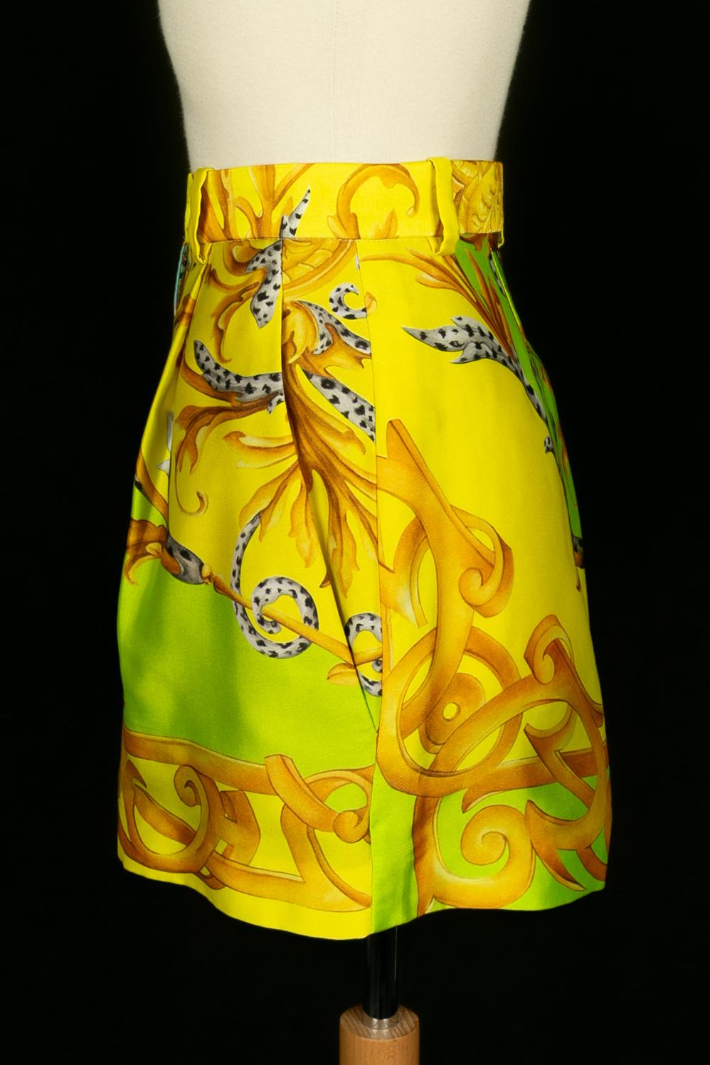 Short en soie Versace en vente 1
