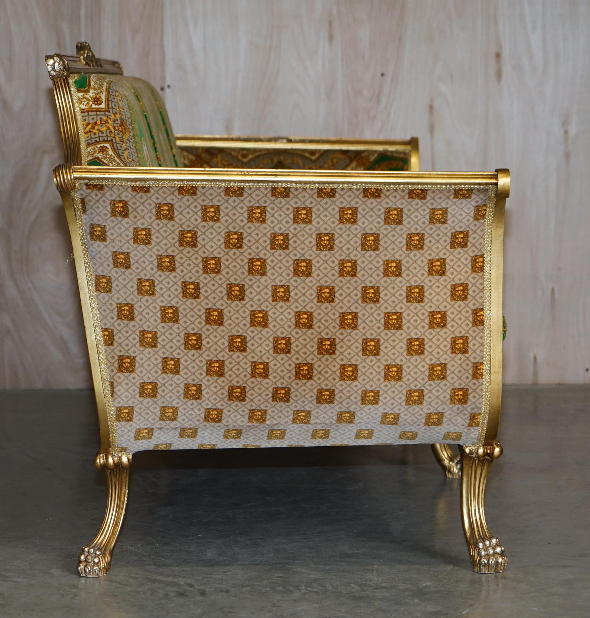 Ensemble canapé et paire de fauteuils italiens en bois doré tapissés de velours de soie Versace en vente 4