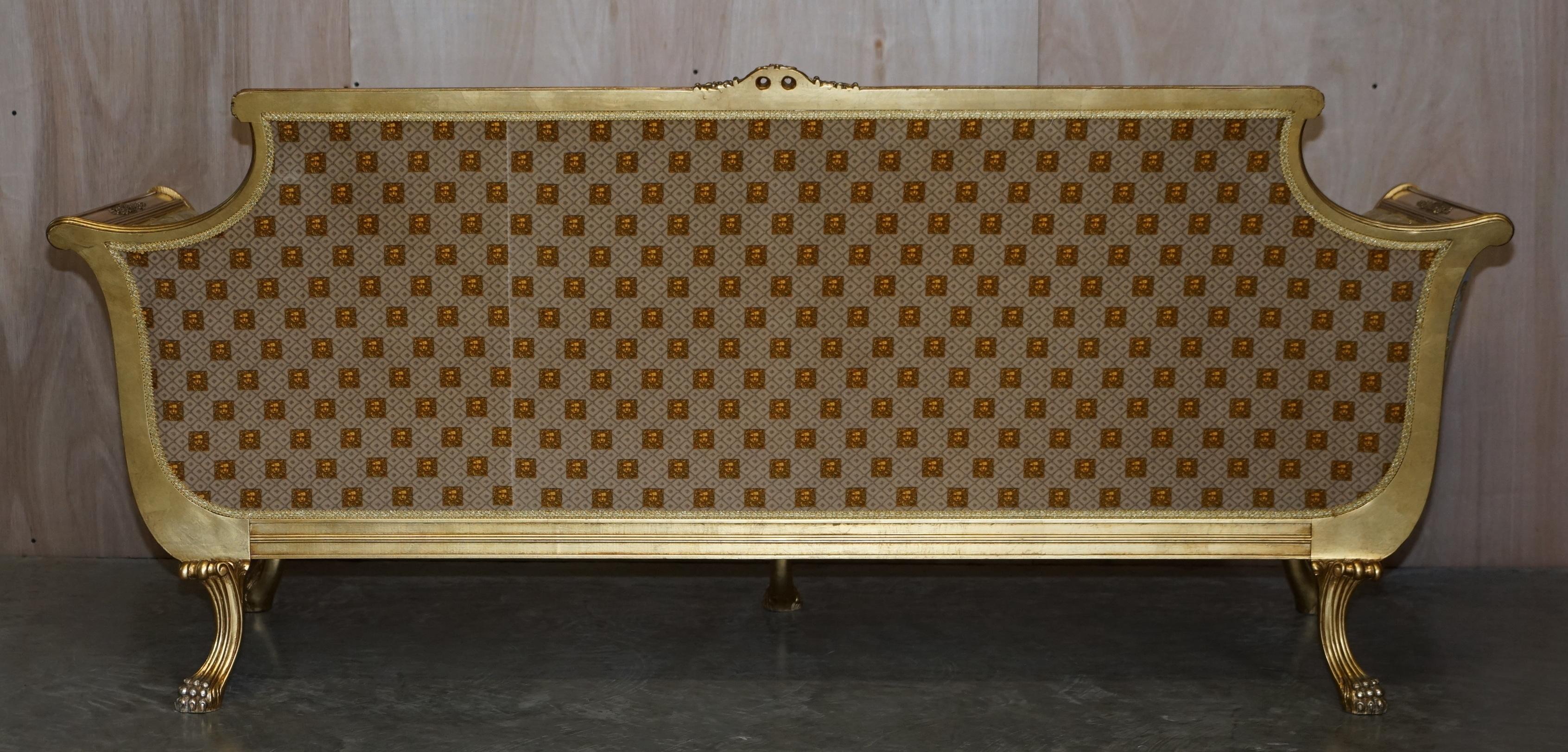 Ensemble canapé et paire de fauteuils italiens en bois doré tapissés de velours de soie Versace en vente 5