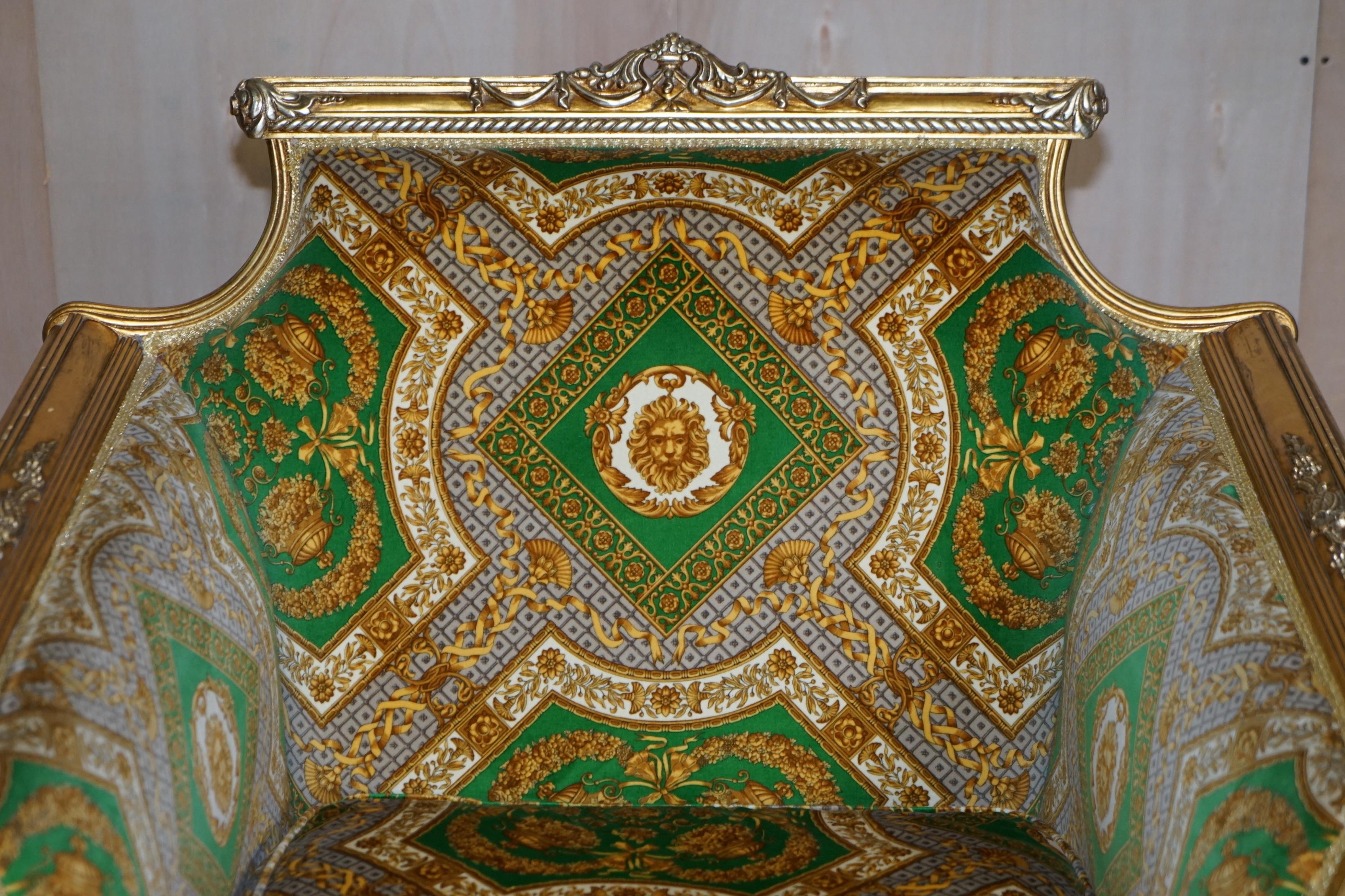 Ensemble canapé et paire de fauteuils italiens en bois doré tapissés de velours de soie Versace en vente 9