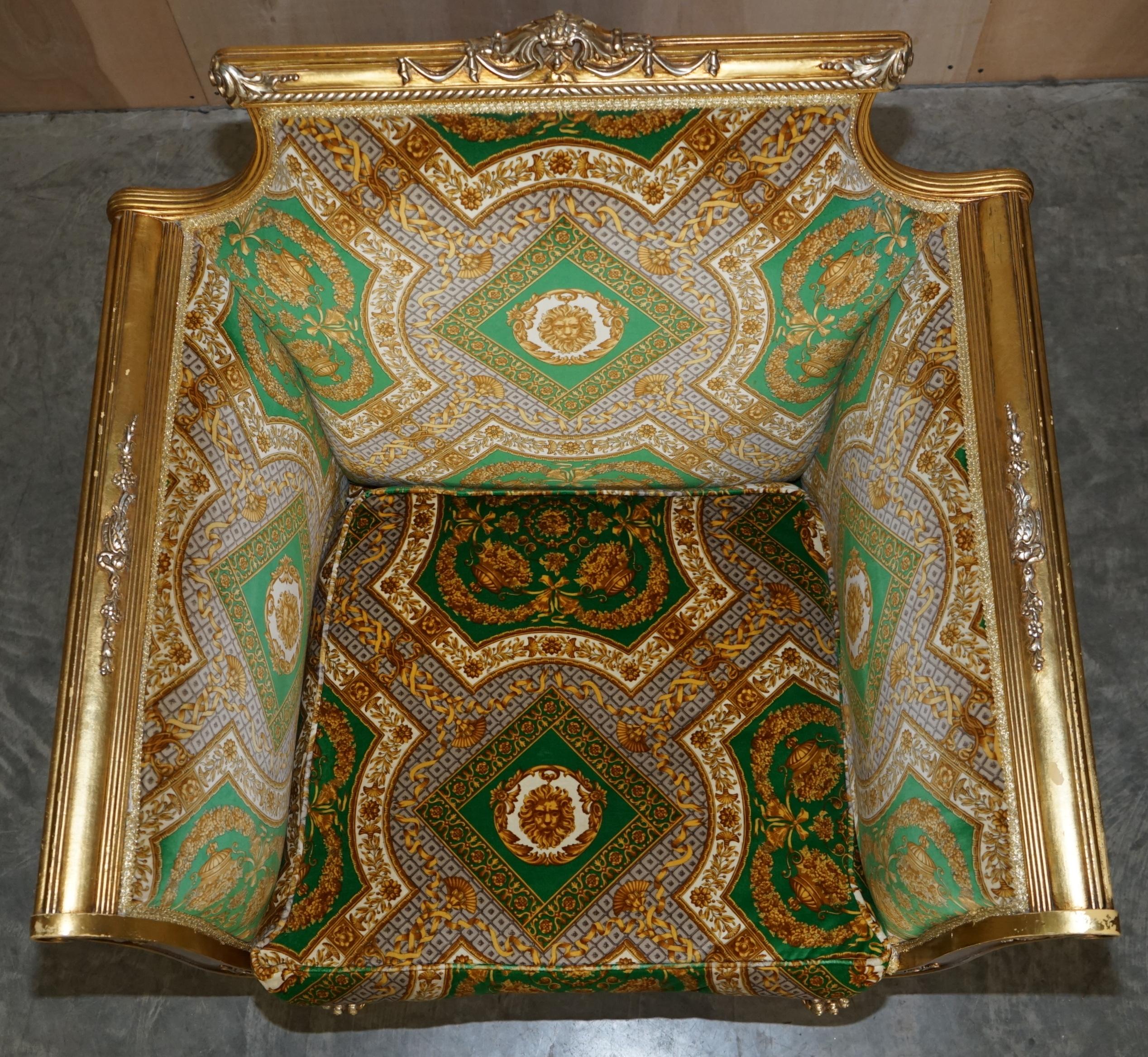 Ensemble canapé et paire de fauteuils italiens en bois doré tapissés de velours de soie Versace en vente 10