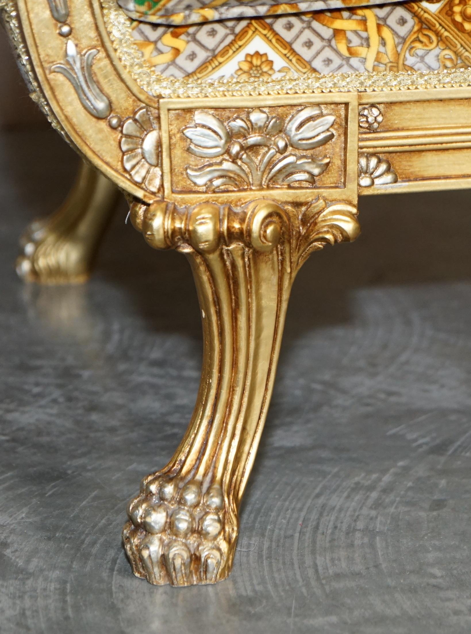 Ensemble canapé et paire de fauteuils italiens en bois doré tapissés de velours de soie Versace en vente 12