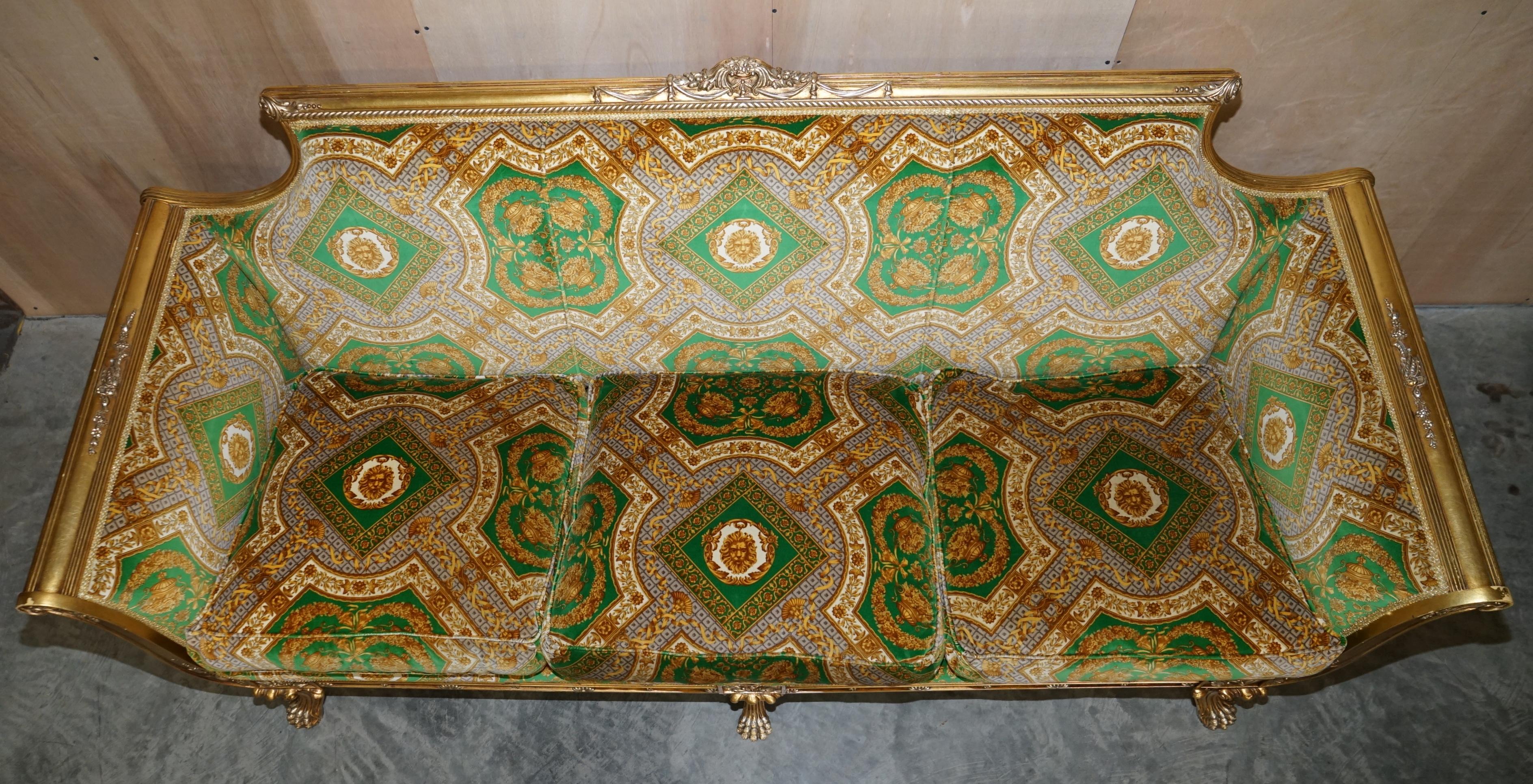 Hollywood Regency Ensemble canapé et paire de fauteuils italiens en bois doré tapissés de velours de soie Versace en vente
