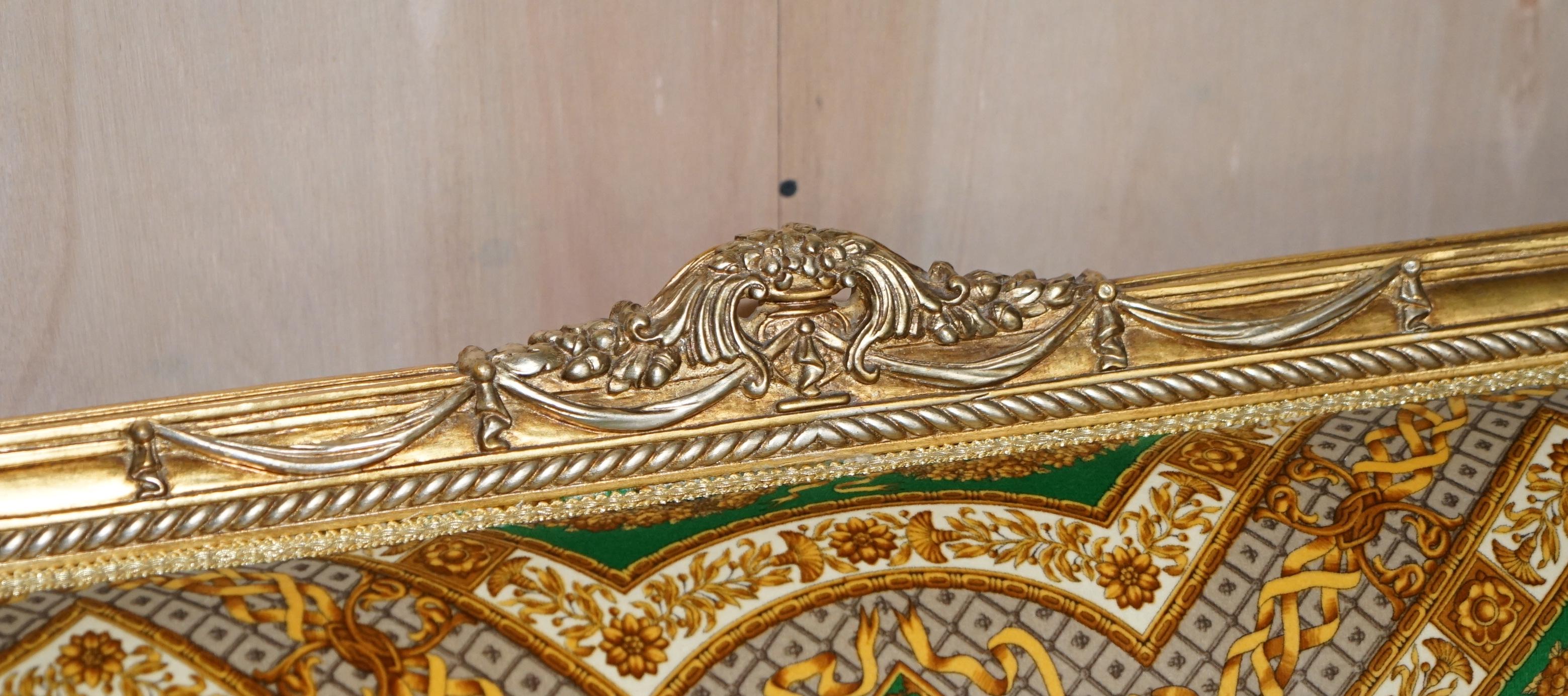 Tissu d'ameublement Ensemble canapé et paire de fauteuils italiens en bois doré tapissés de velours de soie Versace en vente