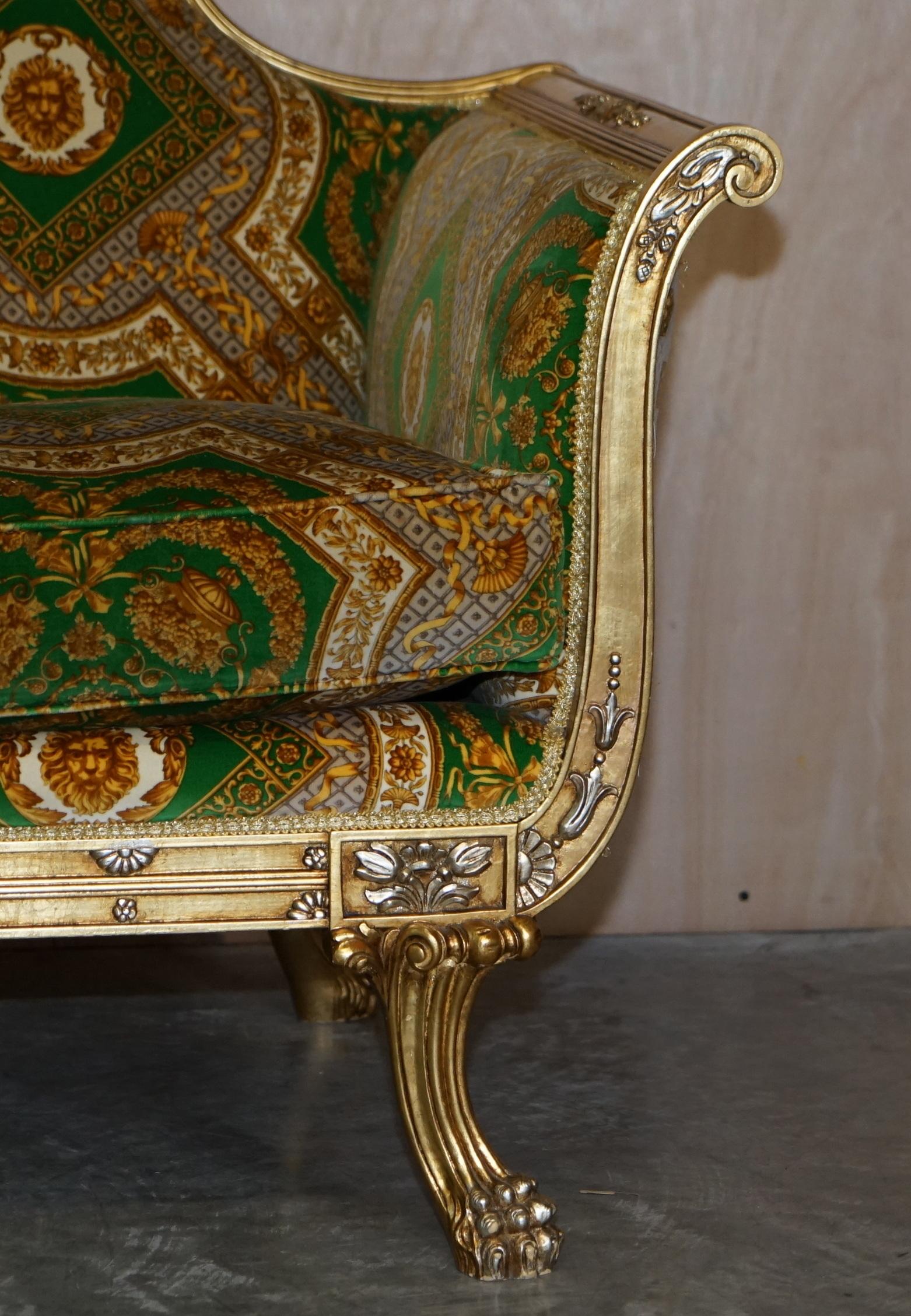 Ensemble canapé et paire de fauteuils italiens en bois doré tapissés de velours de soie Versace en vente 1
