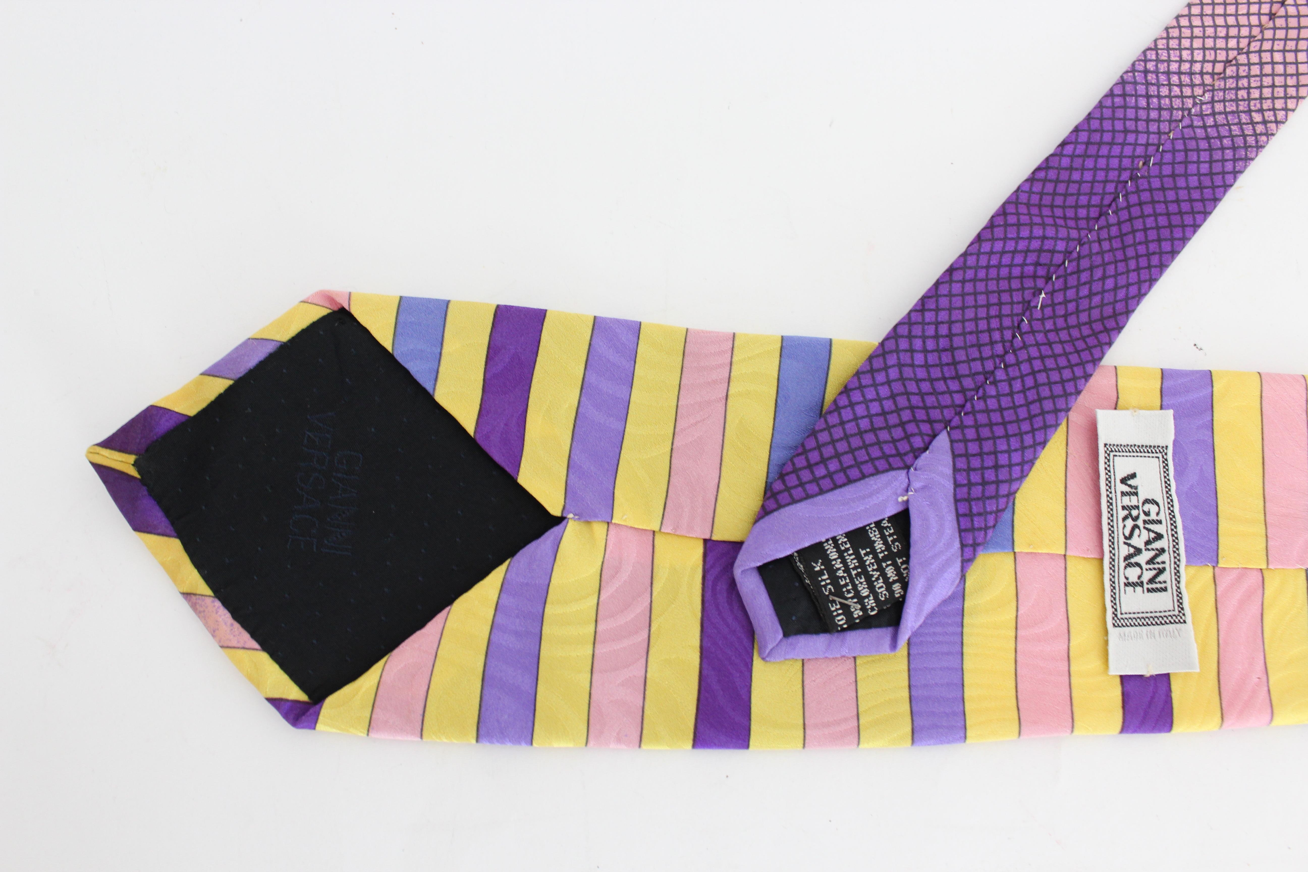 Gianni Versace vintage 80s tie. Yellow, blue and purple with striped pattern and printed medusa logo. 100% silk fabric. Made in Italy.

Length: 145 cm
Width: 8.5 cm