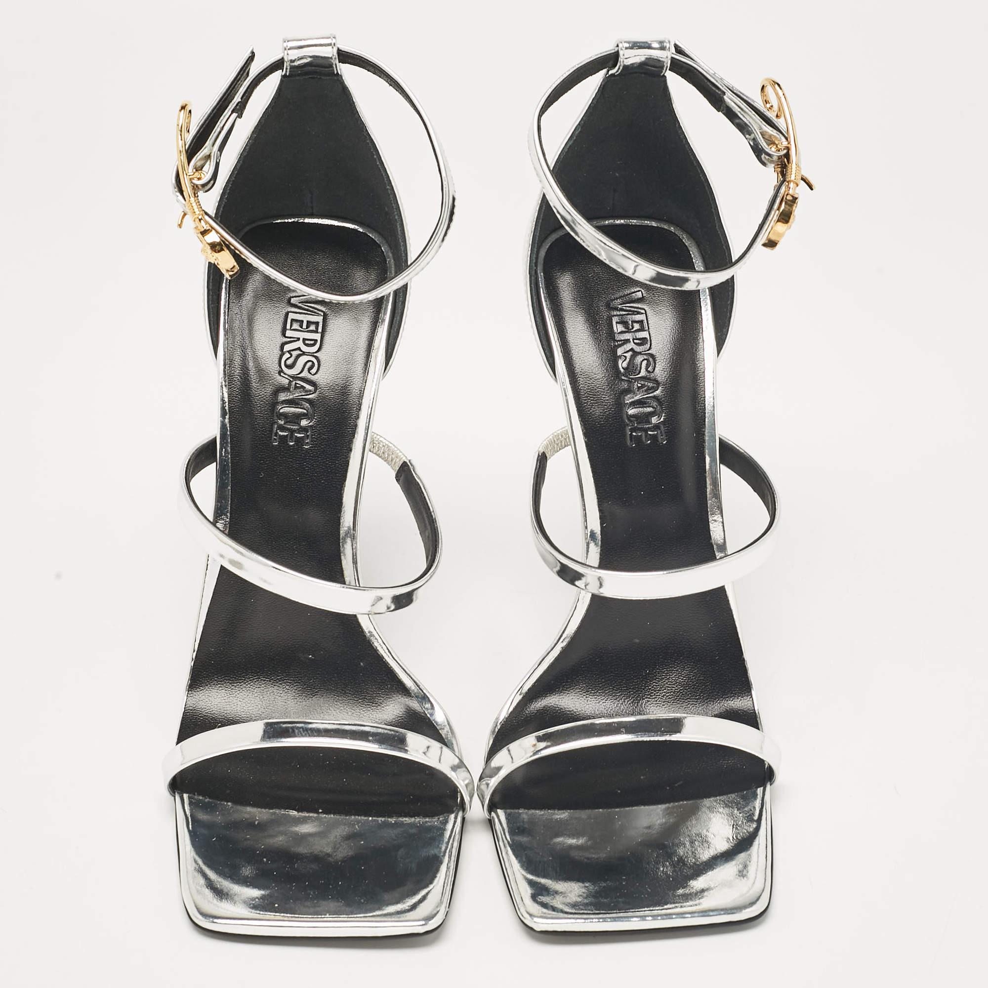 Argent Versace Sandales à lanières de sécurité en cuir argenté, taille 39 en vente