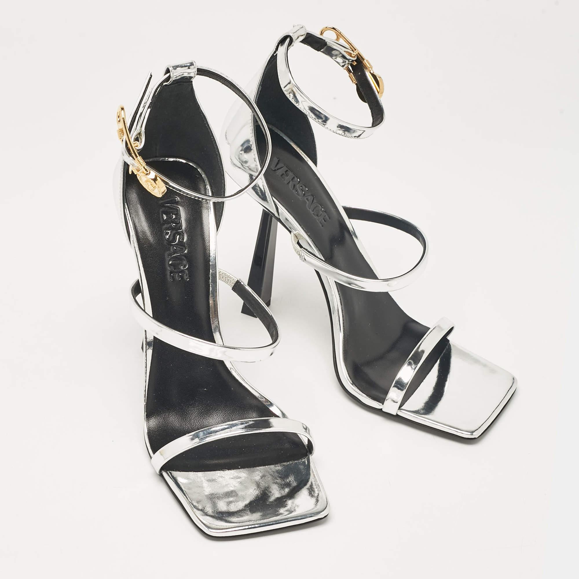Versace Sandales à lanières de sécurité en cuir argenté, taille 39 Neuf - En vente à Dubai, Al Qouz 2