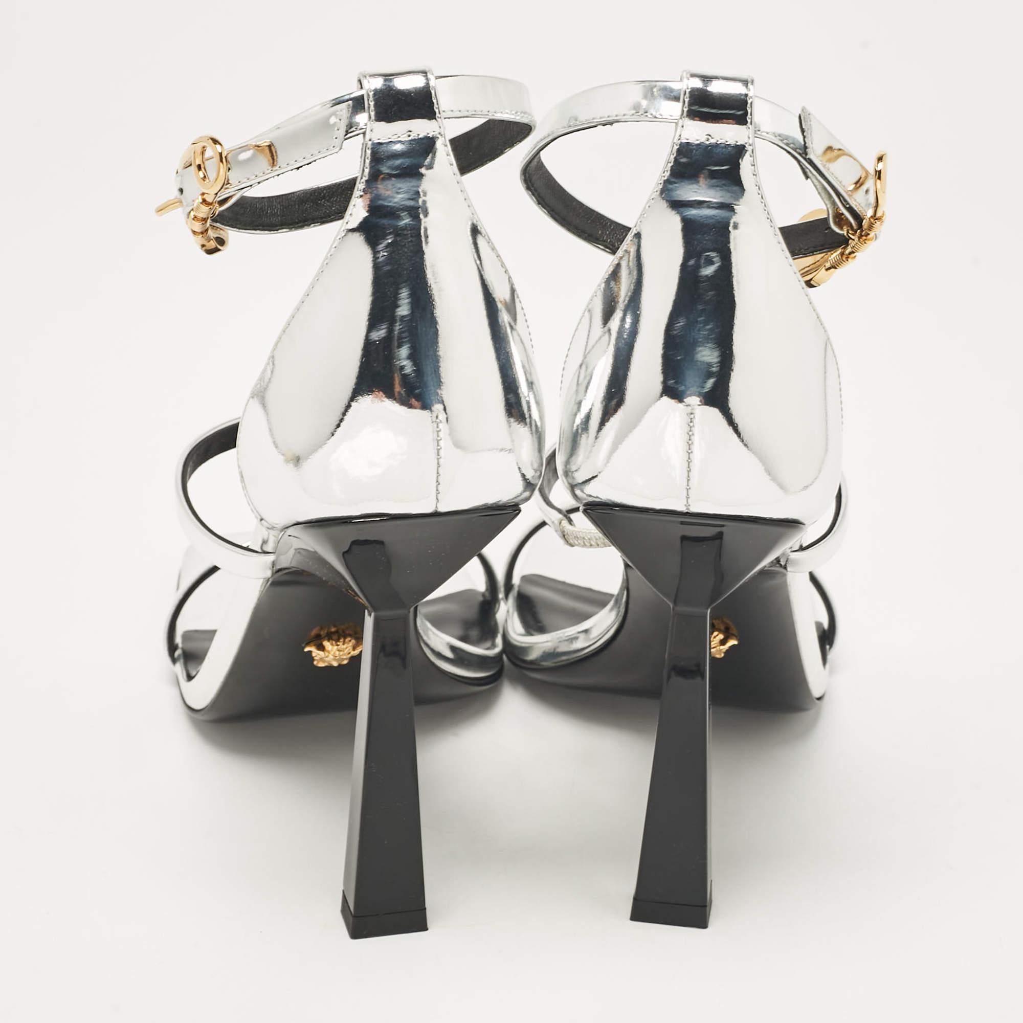 Versace Sandales à lanières de sécurité en cuir argenté, taille 39 Pour femmes en vente