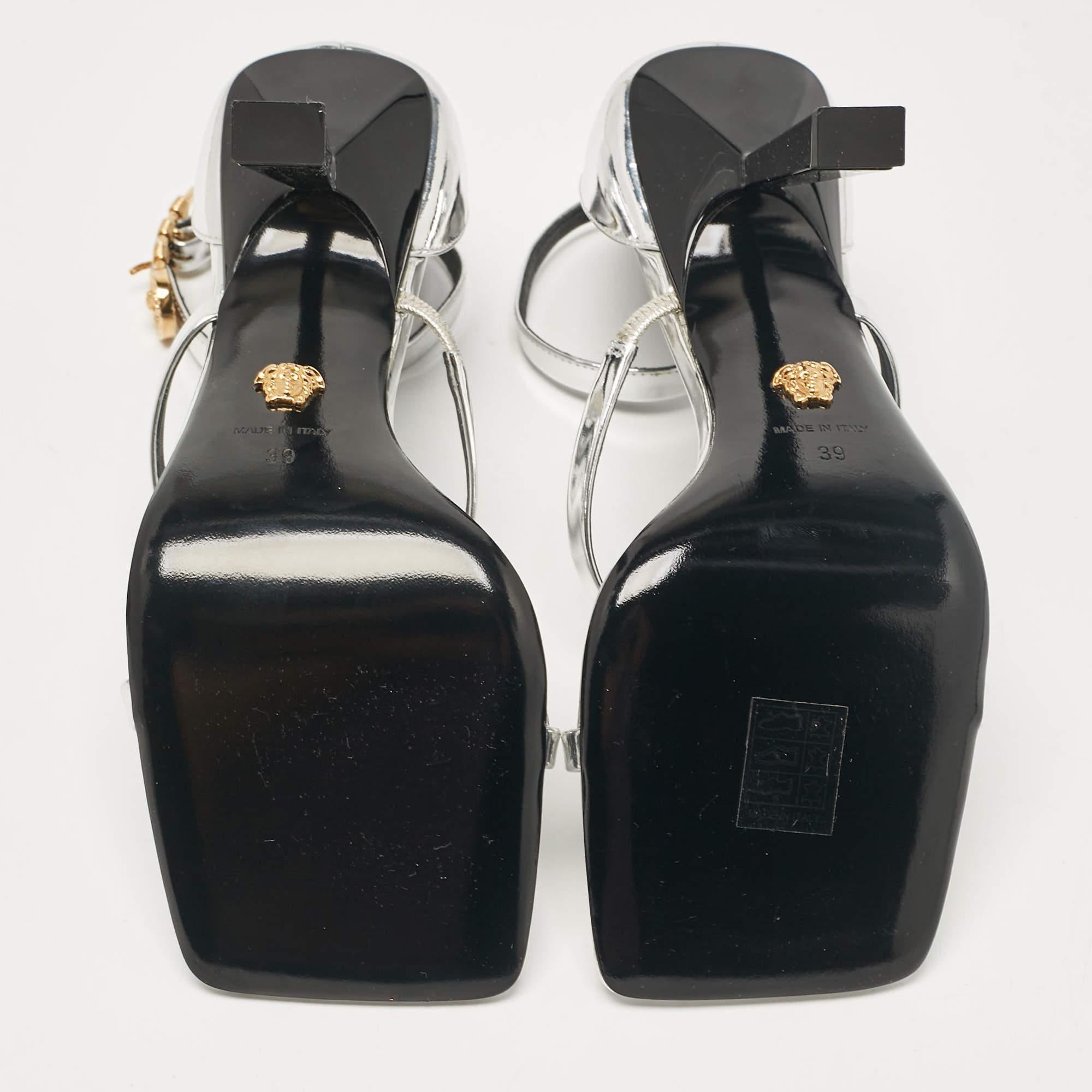Versace Sandales à lanières de sécurité en cuir argenté, taille 39 en vente 1
