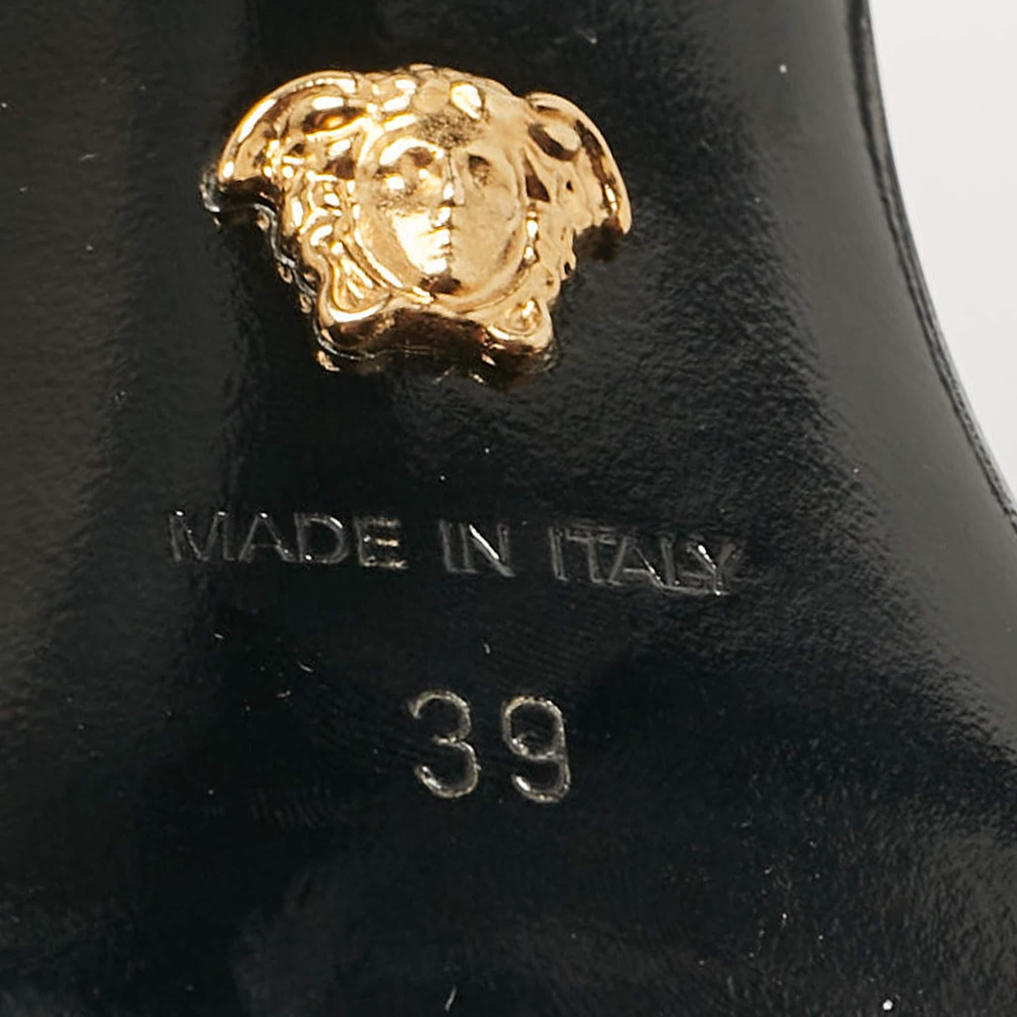 Versace Sandales à lanières de sécurité en cuir argenté, taille 39 en vente 2