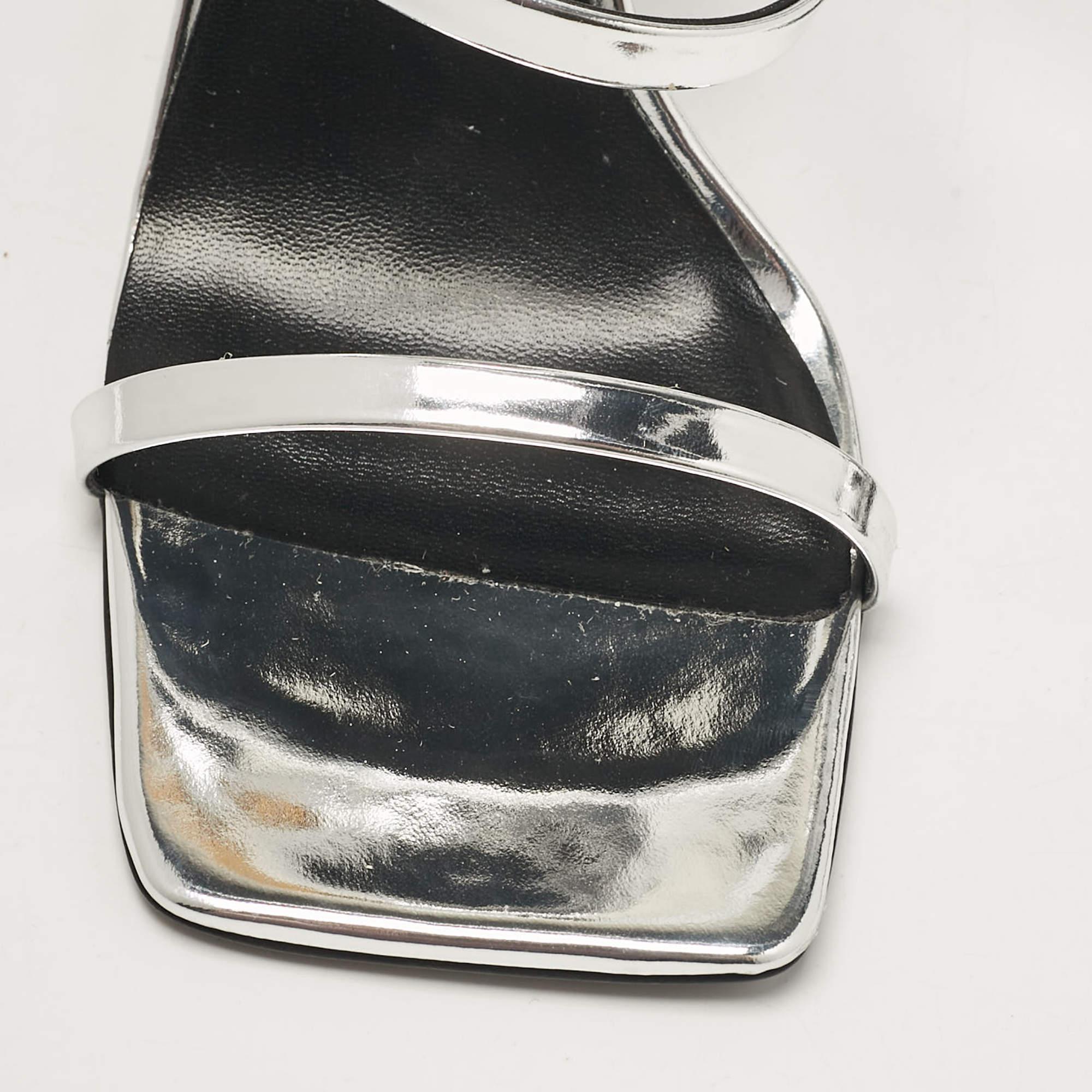 Versace Sandales à lanières de sécurité en cuir argenté, taille 39 en vente 3
