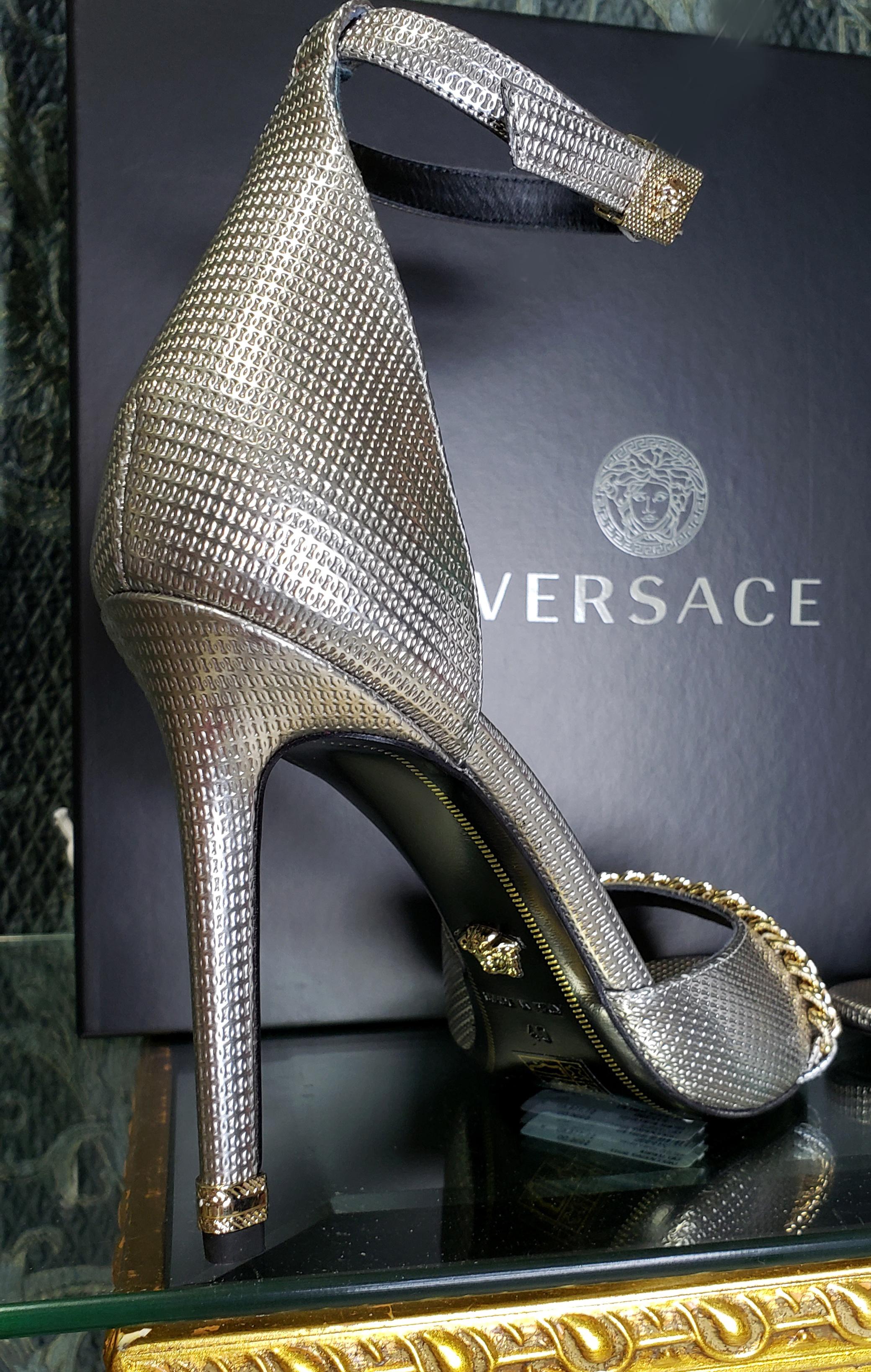 Women's VERSACE SILVER LEATHER SANDALS SHOES with GOLD CHAIN 40 - 10 For Sale