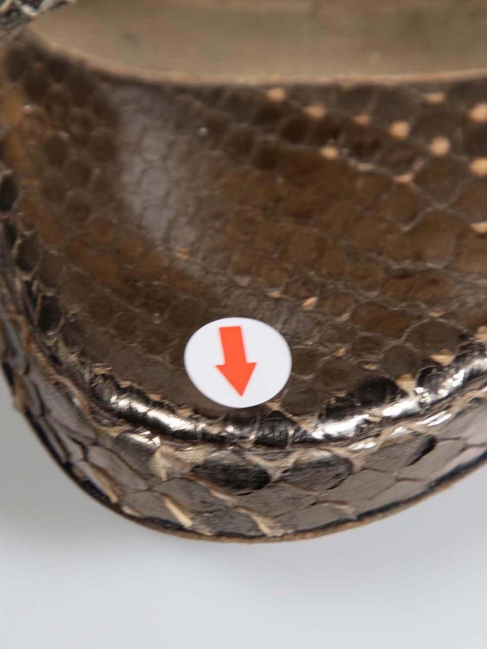Versace Chaussures à talons compensés en peau de serpent argentée taille IT 36 en vente 3