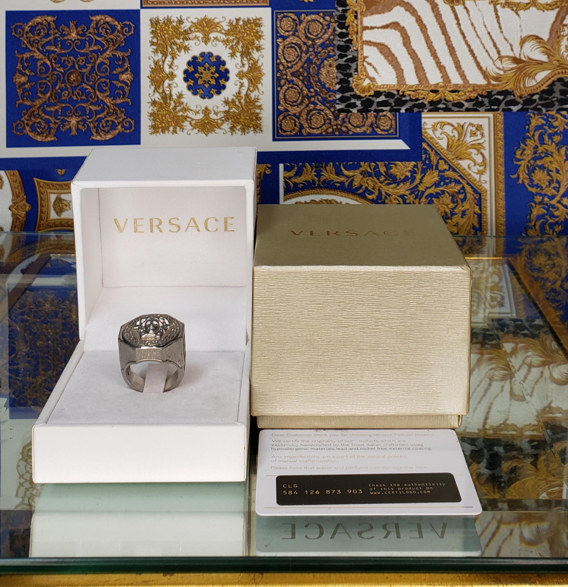 VERSACE


Silver Plated Medusa Ring

Greek key pattern





Made in Italy



Brand new. Display model, got minor scratches.
100% authentic guarantee. Comes with Versace box.

       PLEASE VISIT OUR STORE FOR MORE GREAT ITEMS
