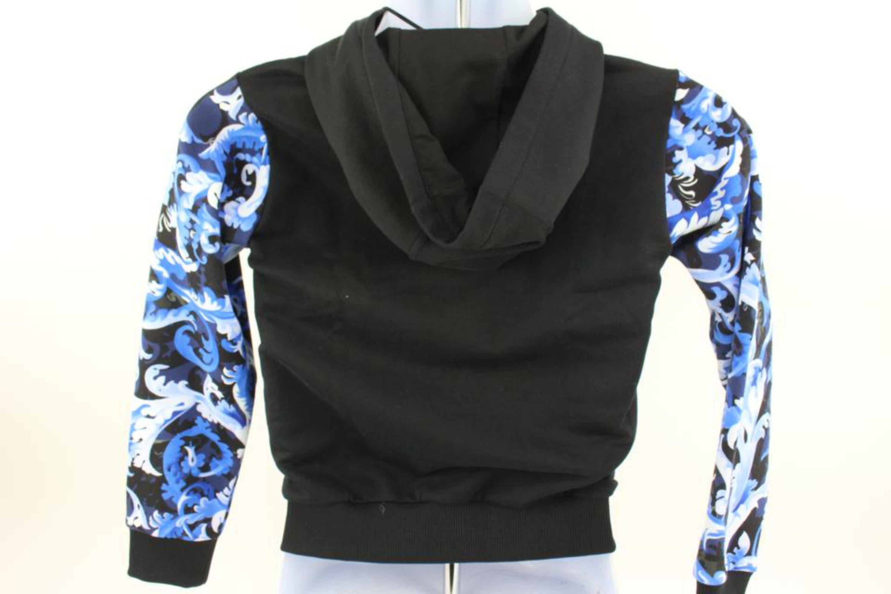 Noir Sweat-shirt à capuche à fermeture éclair baroque noir et bleu pour garçon Versace, Taille 10A 121v39 en vente