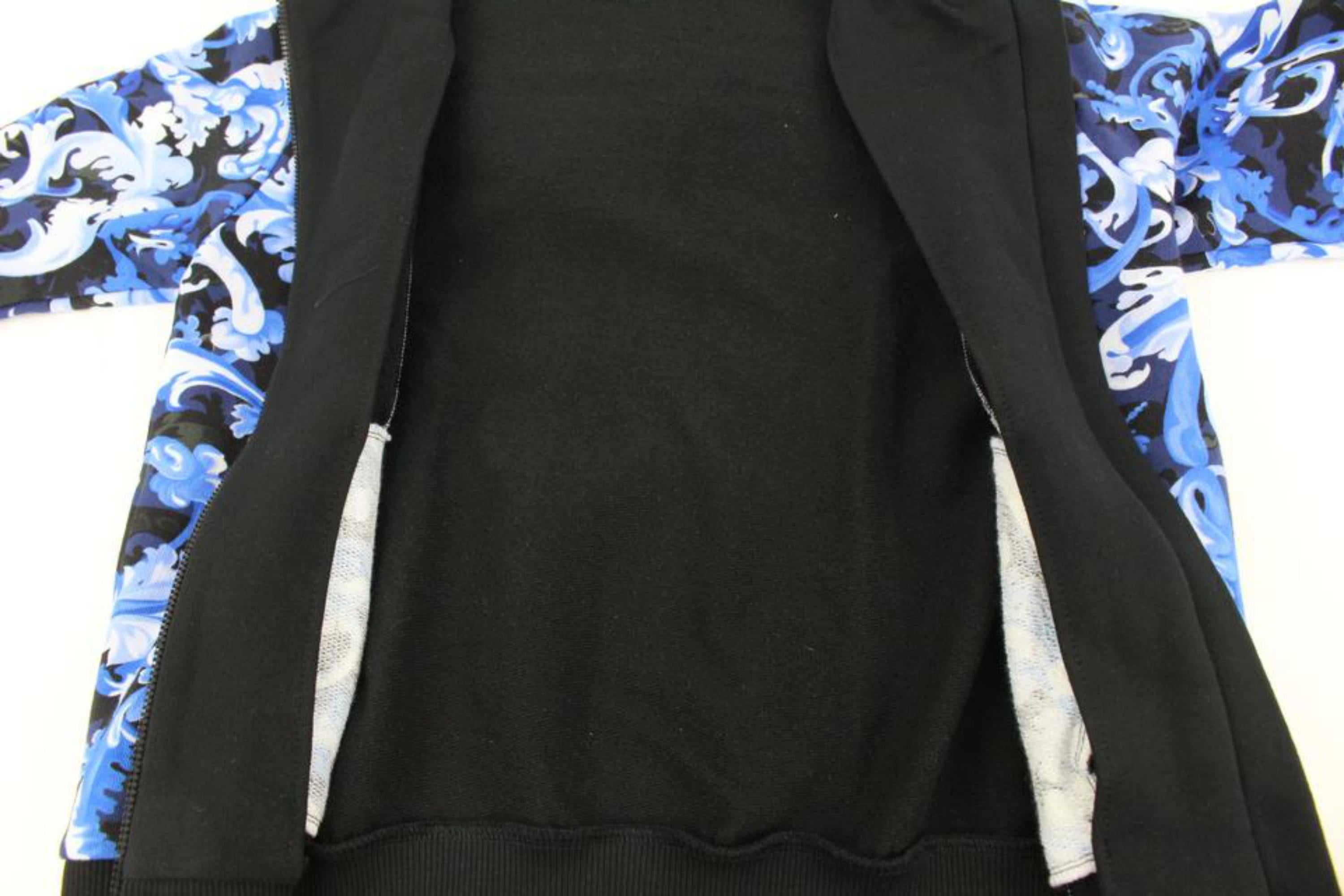 Versace Size 10A Boy's Black Blue Baroque Zip Up Hoodie Sweatshirt Kids 120V25 In New Condition In Dix hills, NY