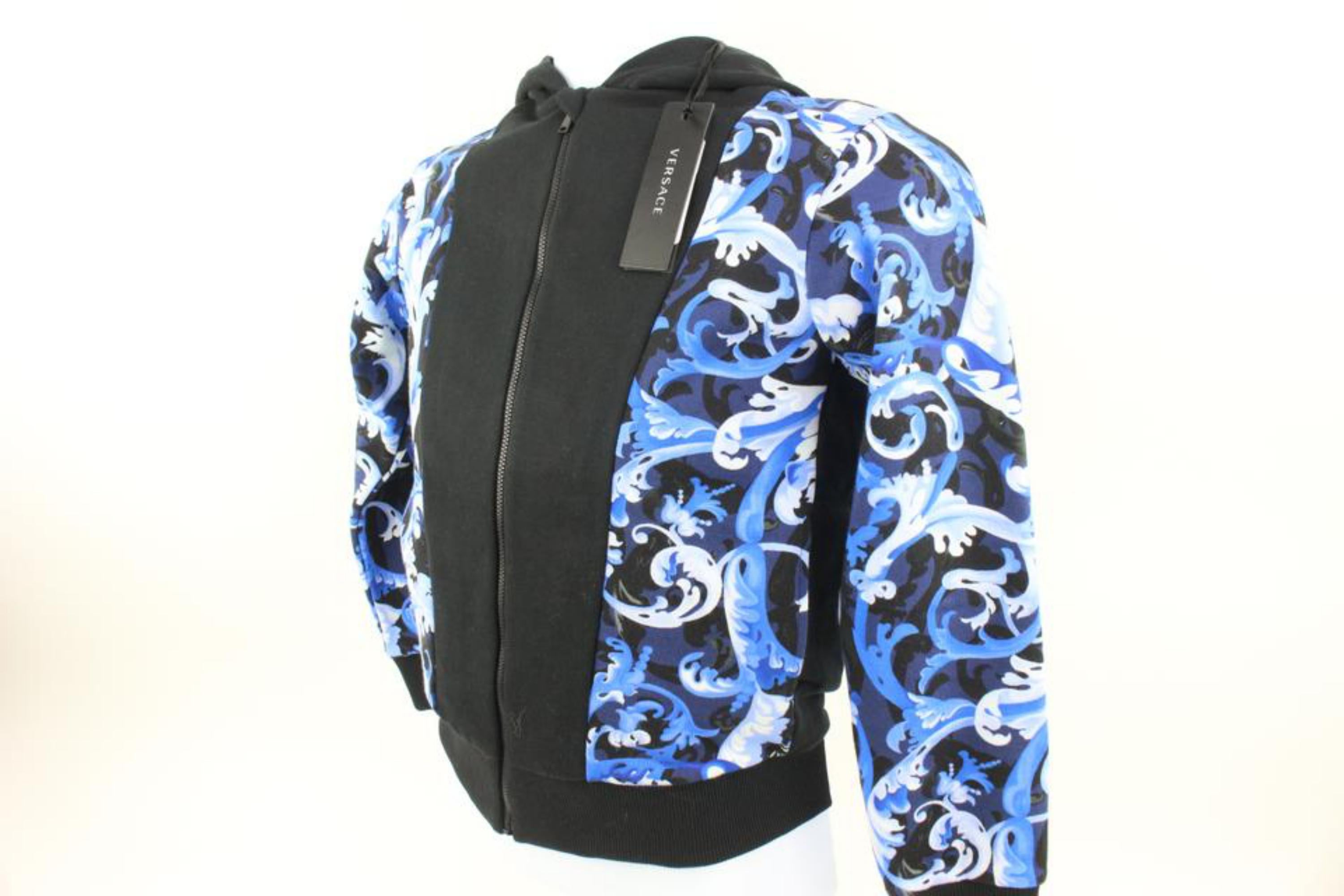 Versace Size 10A Boy's Black Blue Baroque Zip Up Hoodie Sweatshirt Kids 124v6
Date Code/Serial Number: 044DB412F66B81
Made In: Italy
Measurements: Length:  16.5