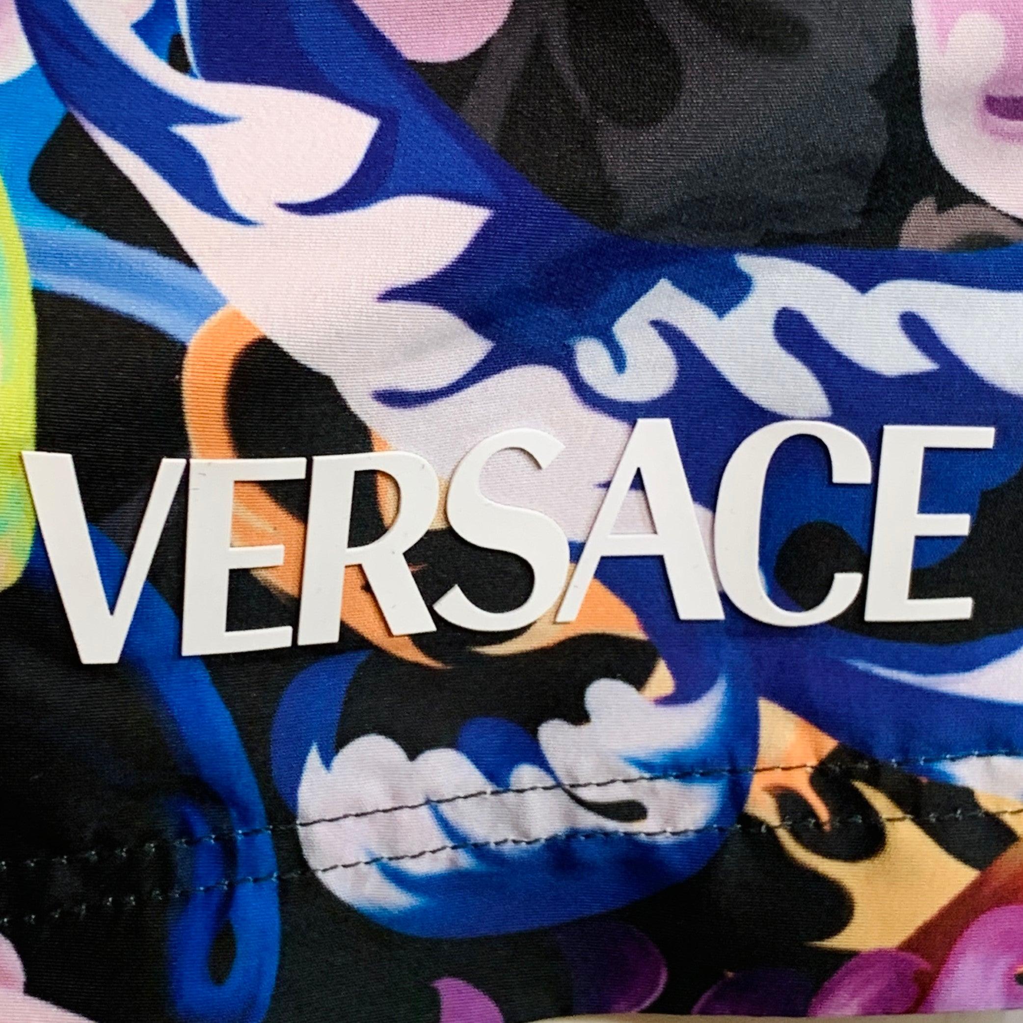 VERSACE Shorts
aus mehrfarbigem Polyester mit lebhaftem Barockmuster, weißem Logo und Kordelzug im Bund. Made in Italy Ausgezeichneter Pre-Owned Zustand.  

Markiert:   6 

Abmessungen: 
  Taille: 28 - 32 Zoll Steigung: 11,5 Zoll Innennaht: 3,5 Zoll