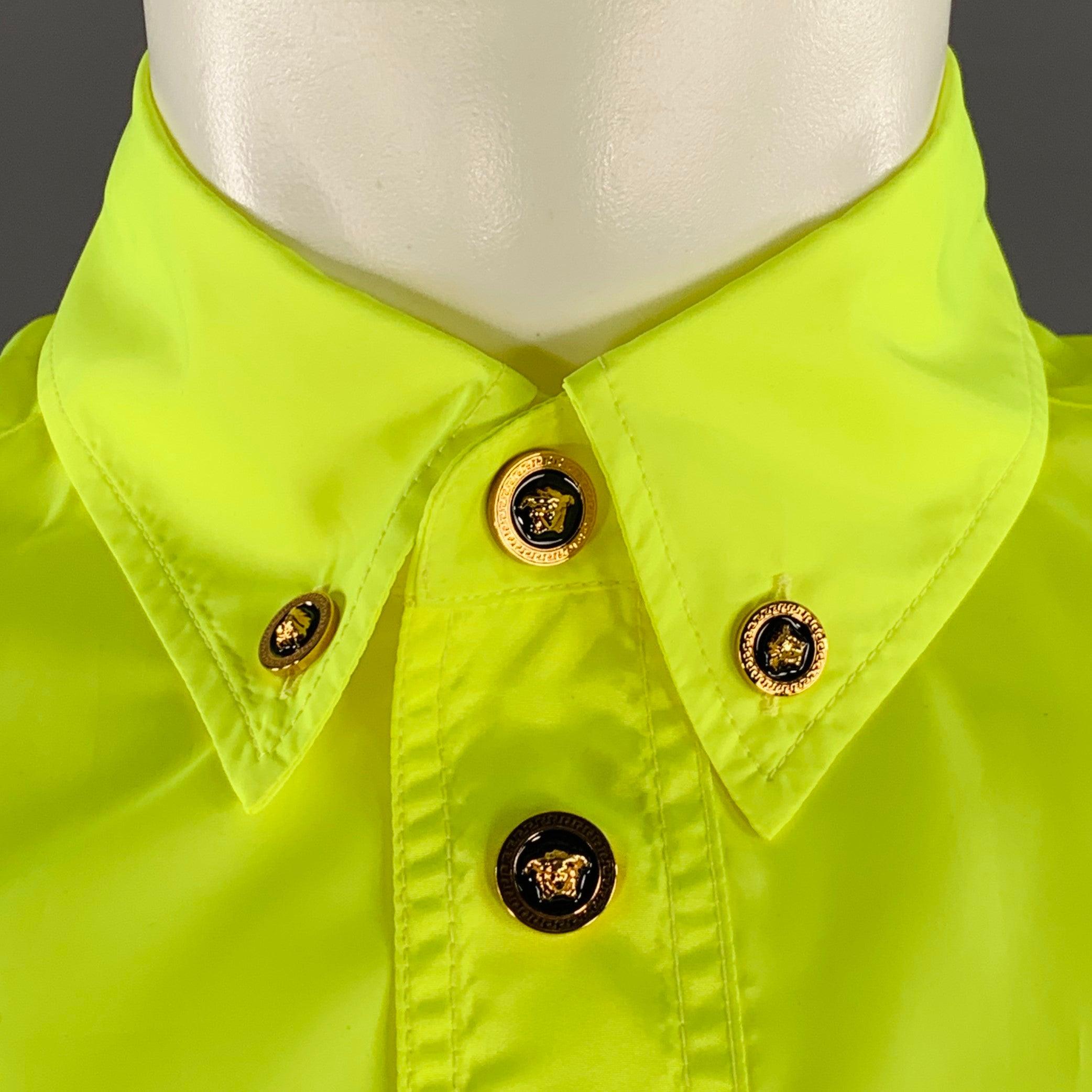 Chemise à manches longues VERSACE
en polyester jaune fluo imperméable, avec un col boutonné, une poche et une fermeture à pression avec des boutons Medusa en métal doré. Fabriqué en Italie. Excellent état. 

Marqué :   IT 46 

Mesures : 
 
Épaule :