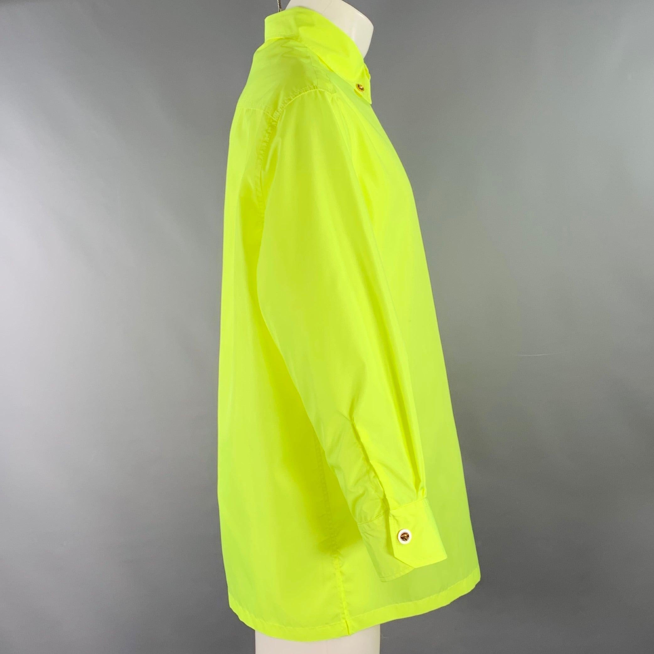 VERSACE Taille 36 Jaune fluo Chemise à manches longues surdimensionnée à une poche en polyester Excellent état - En vente à San Francisco, CA