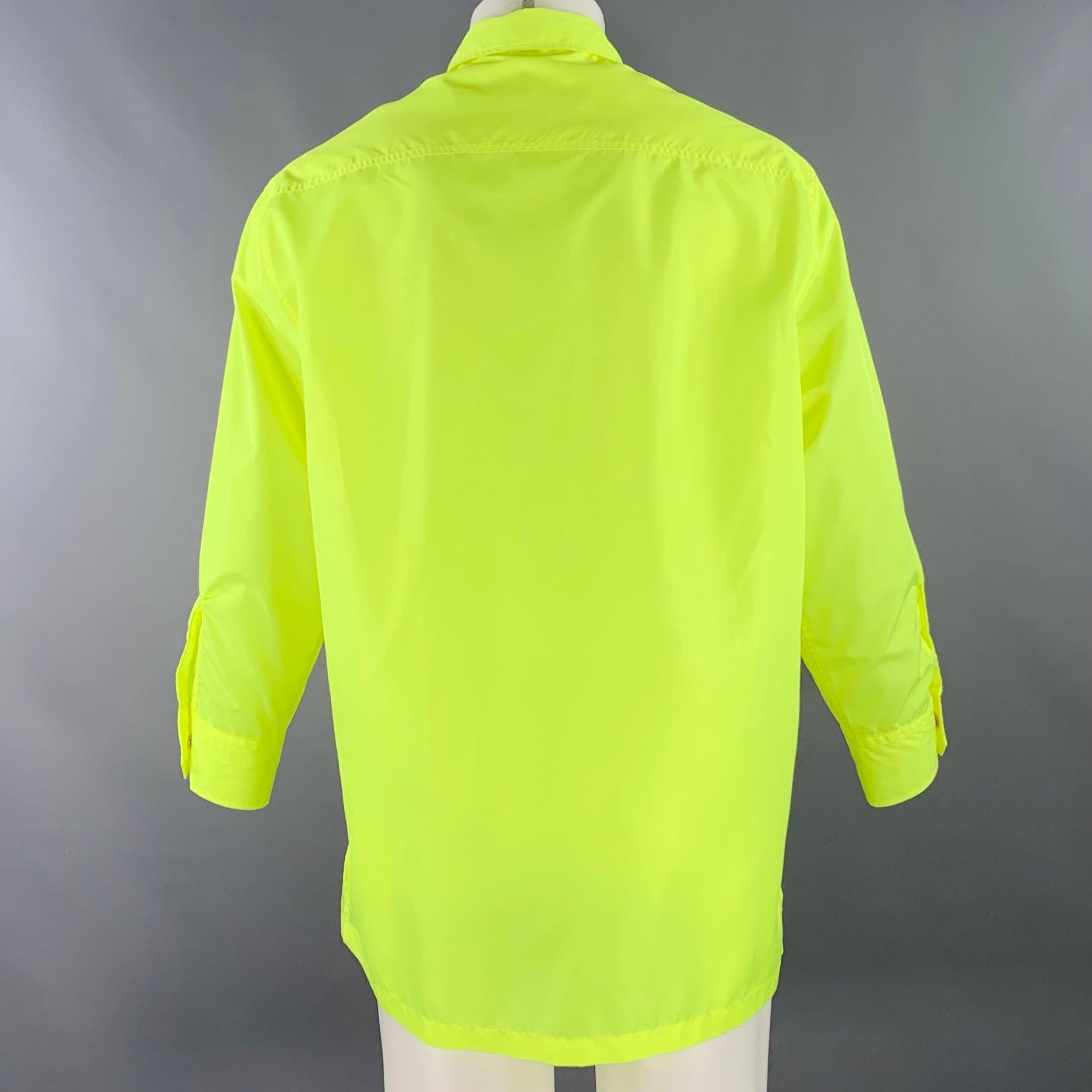 VERSACE Taille 36 Jaune fluo Chemise à manches longues surdimensionnée à une poche en polyester Pour hommes en vente