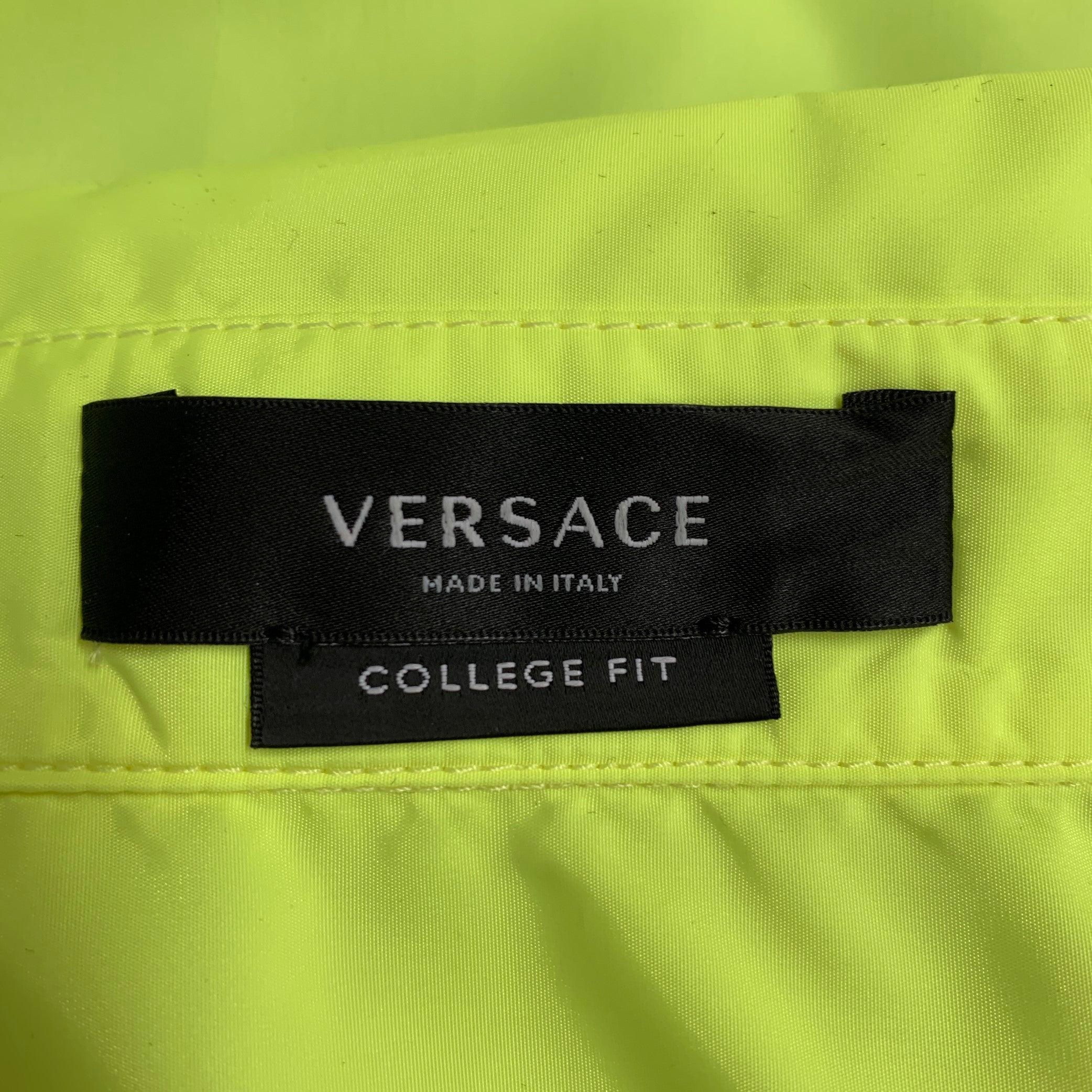 VERSACE Taille 36 Jaune fluo Chemise à manches longues surdimensionnée à une poche en polyester en vente 1