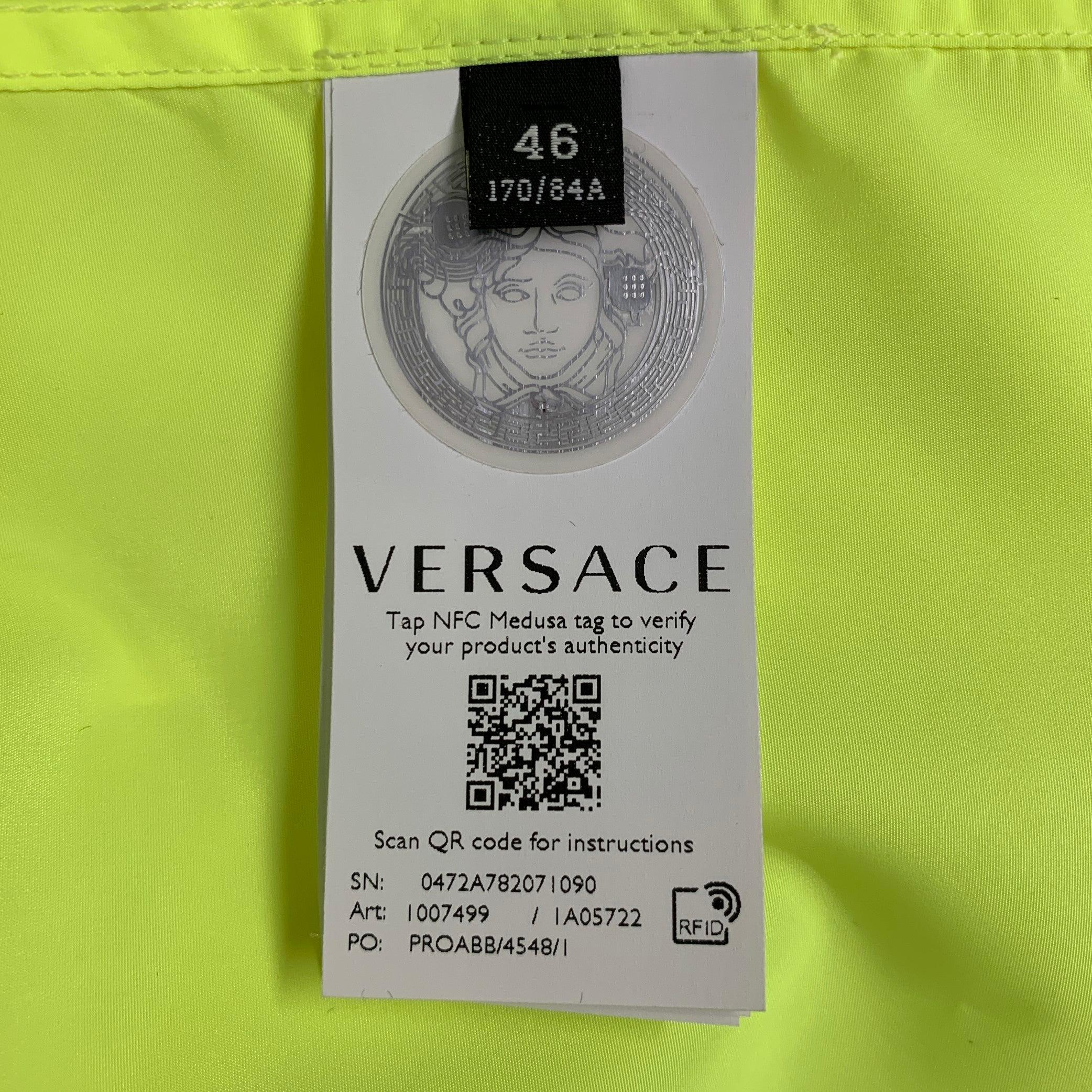 VERSACE Taille 36 Jaune fluo Chemise à manches longues surdimensionnée à une poche en polyester en vente 2