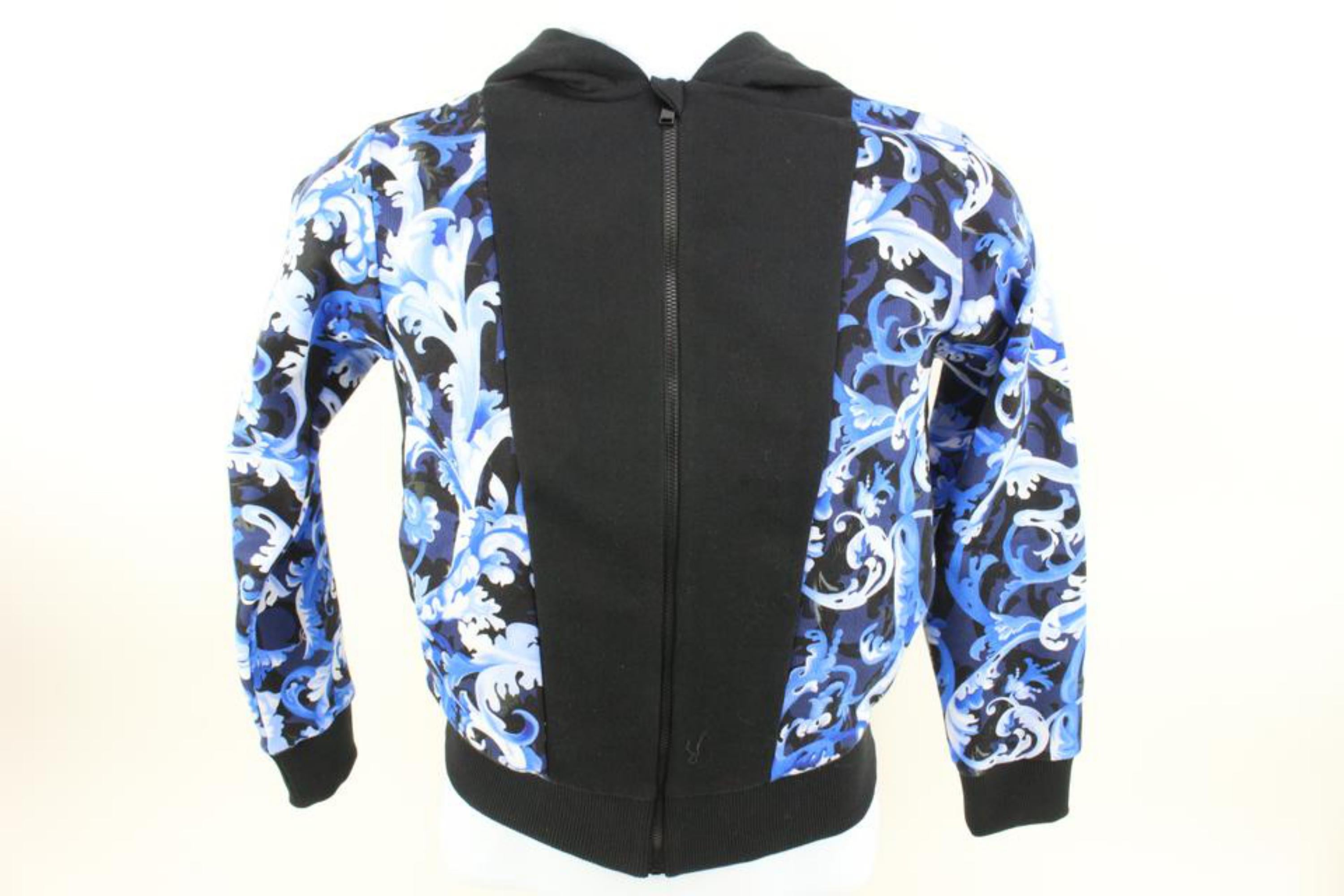 Versace Size 8A Boy's Black Blue Baroque Zip Up Hoodie Sweatshirt Kids 125v26
Date Code/Serial Number: 0461B412F66B80
Made In: Italy
Measurements: Length:  15.5