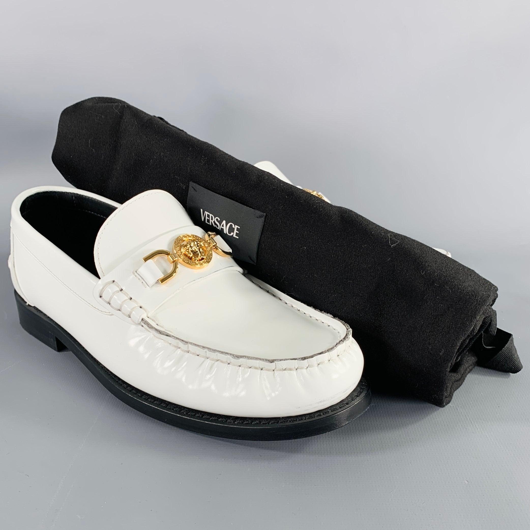 Versace Size 9 White Gold Leather Logo Moccasin Flats en vente 5