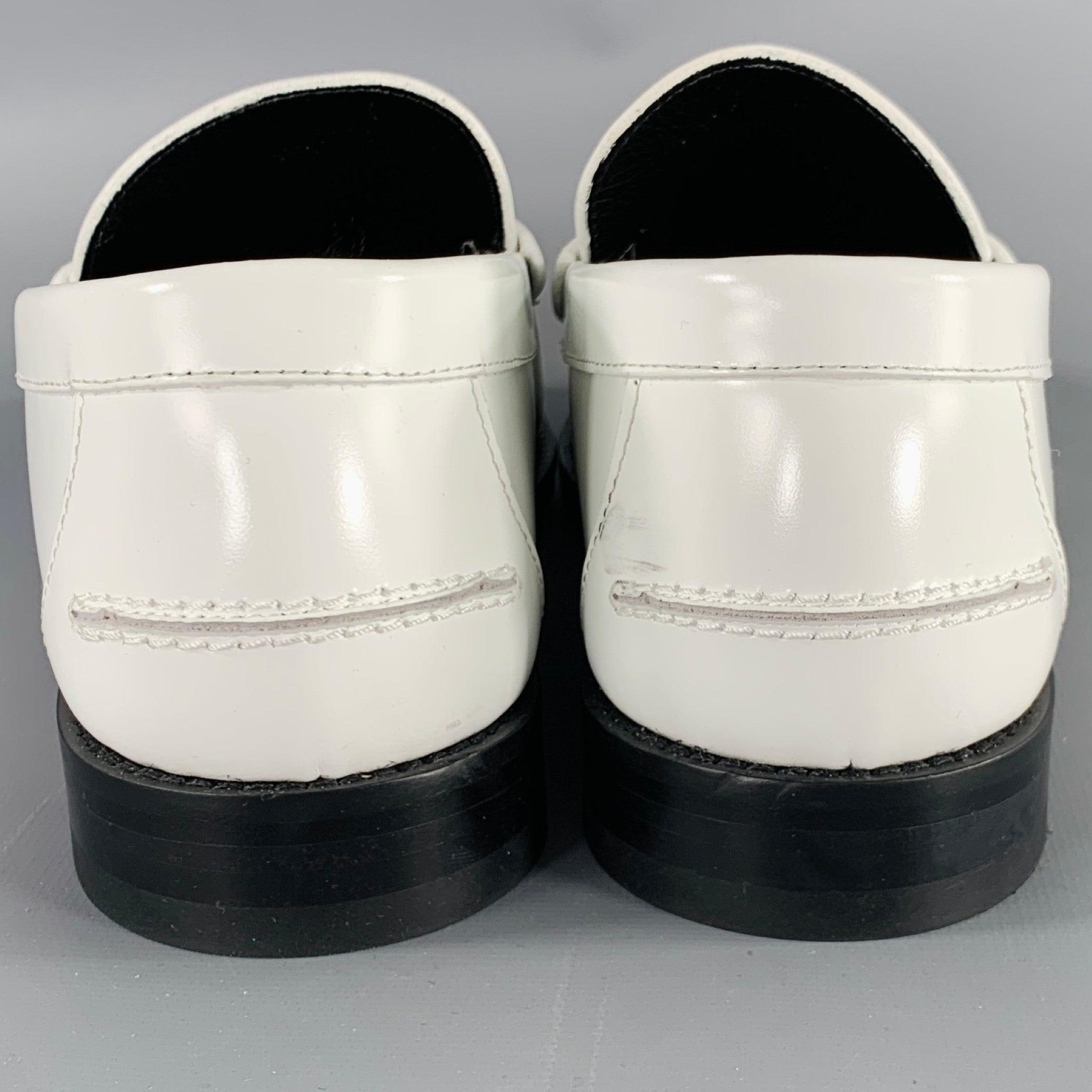 Beige Versace Size 9 White Gold Leather Logo Moccasin Flats en vente