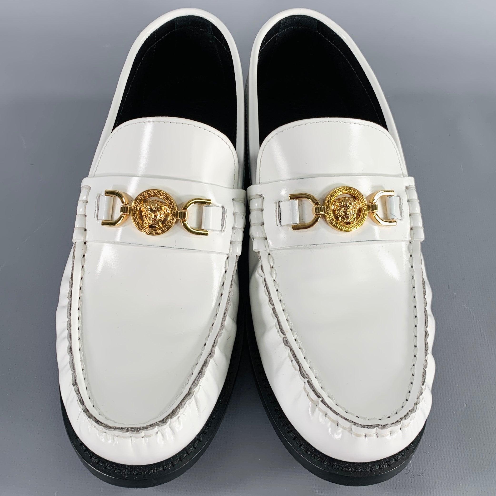 Versace Size 9 White Gold Leather Logo Moccasin Flats Excellent état - En vente à San Francisco, CA