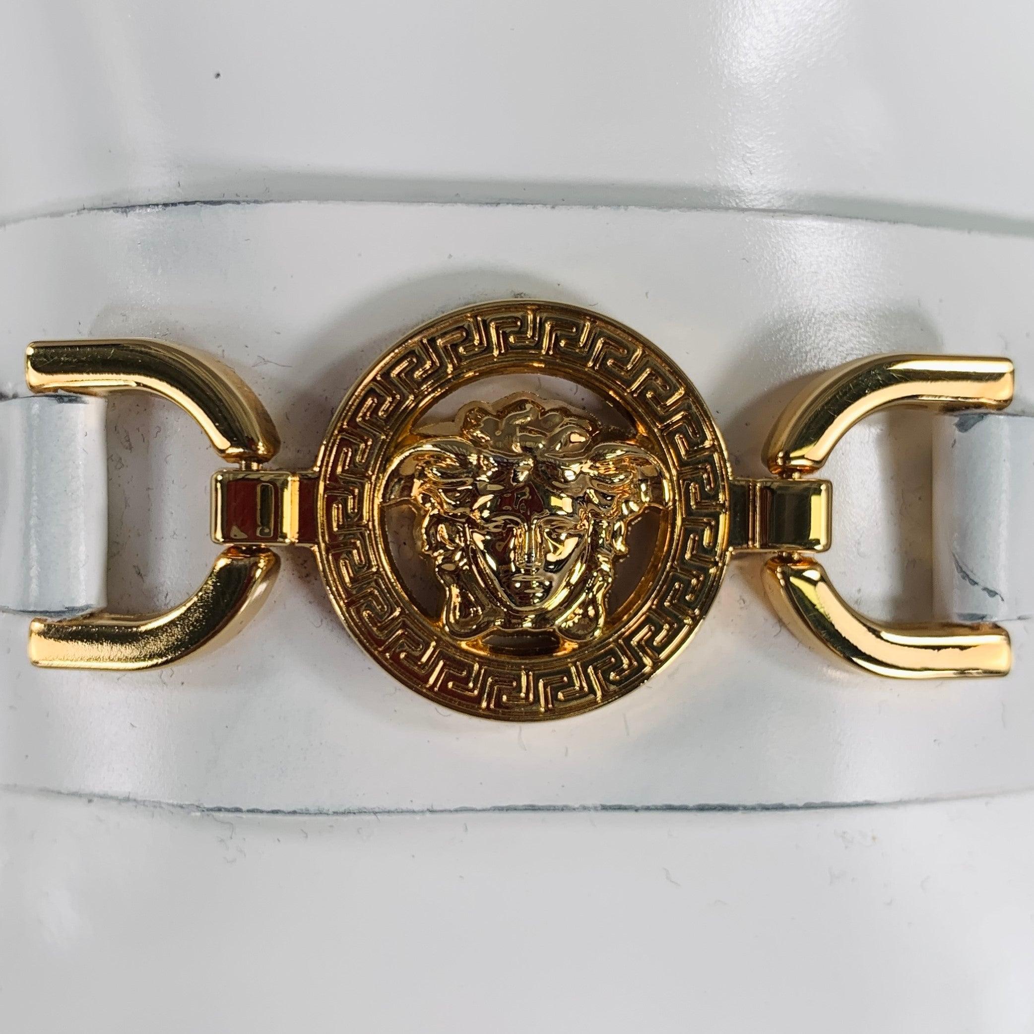 Versace Size 9 White Gold Leather Logo Moccasin Flats Pour femmes en vente