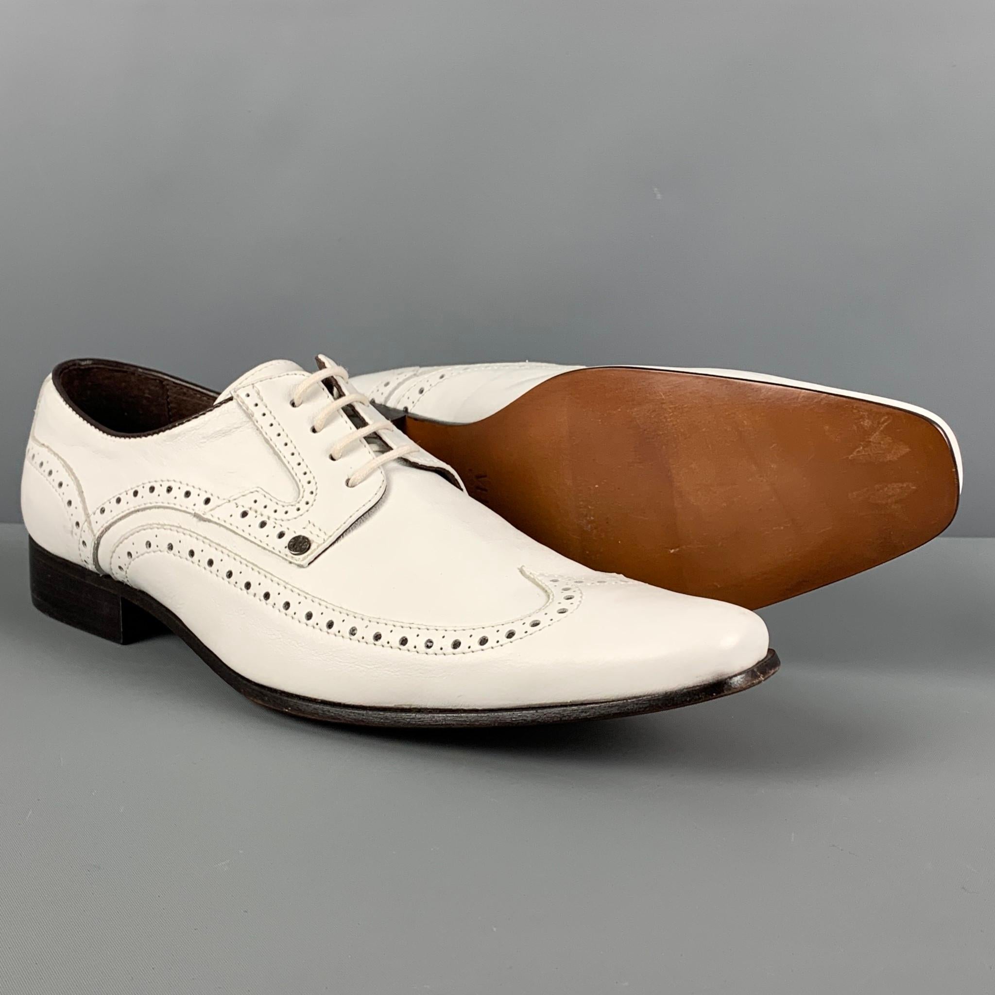 VERSACE Size 9 White Perforated Leather Wingtip Lace Up Shoes In Good Condition In San Francisco, CA
