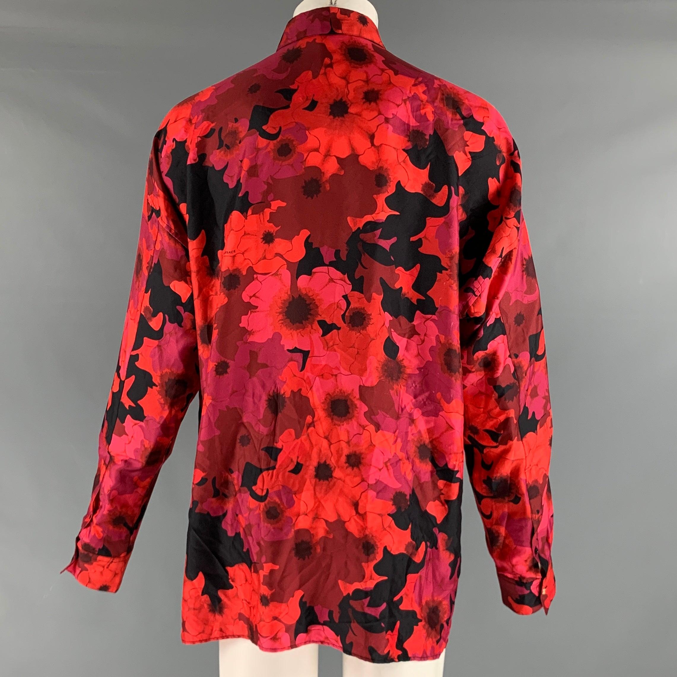 VERSACE, chemise à manches longues boutonnée en soie à fleurs multicolores, taille L en vente 1